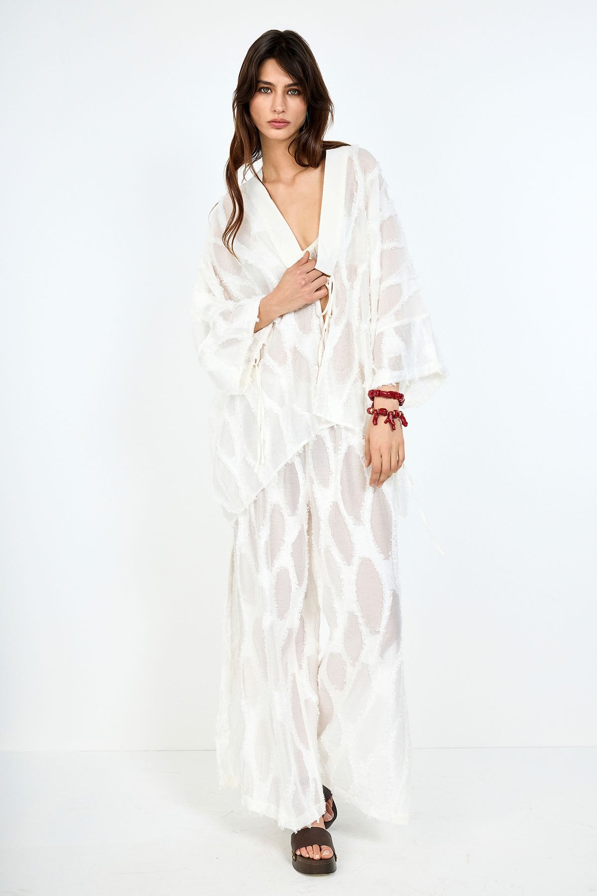 beyaz jakarlı kaftan