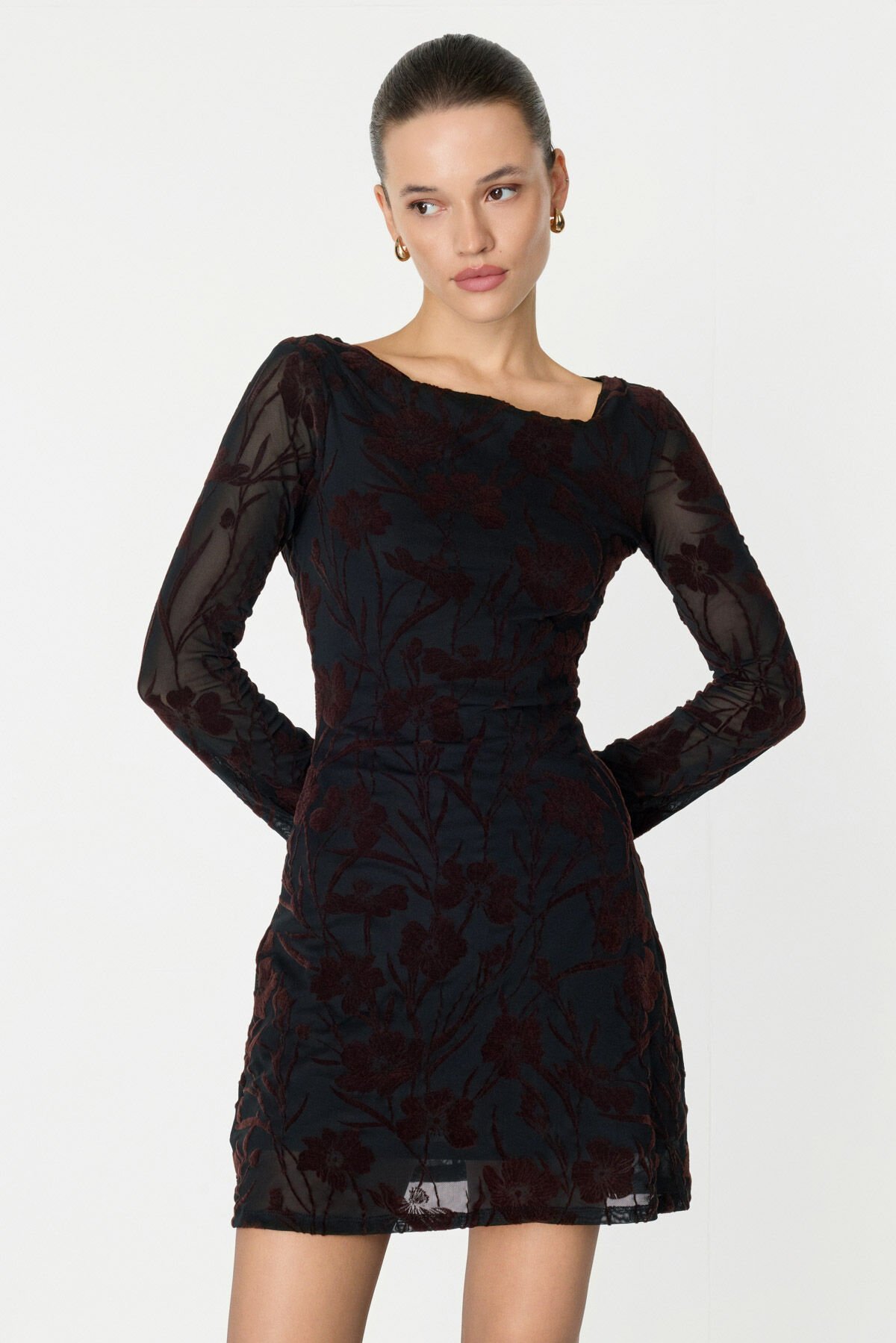 Sırt Dekolteli Çiçek Desenli Kahverengi Elbise