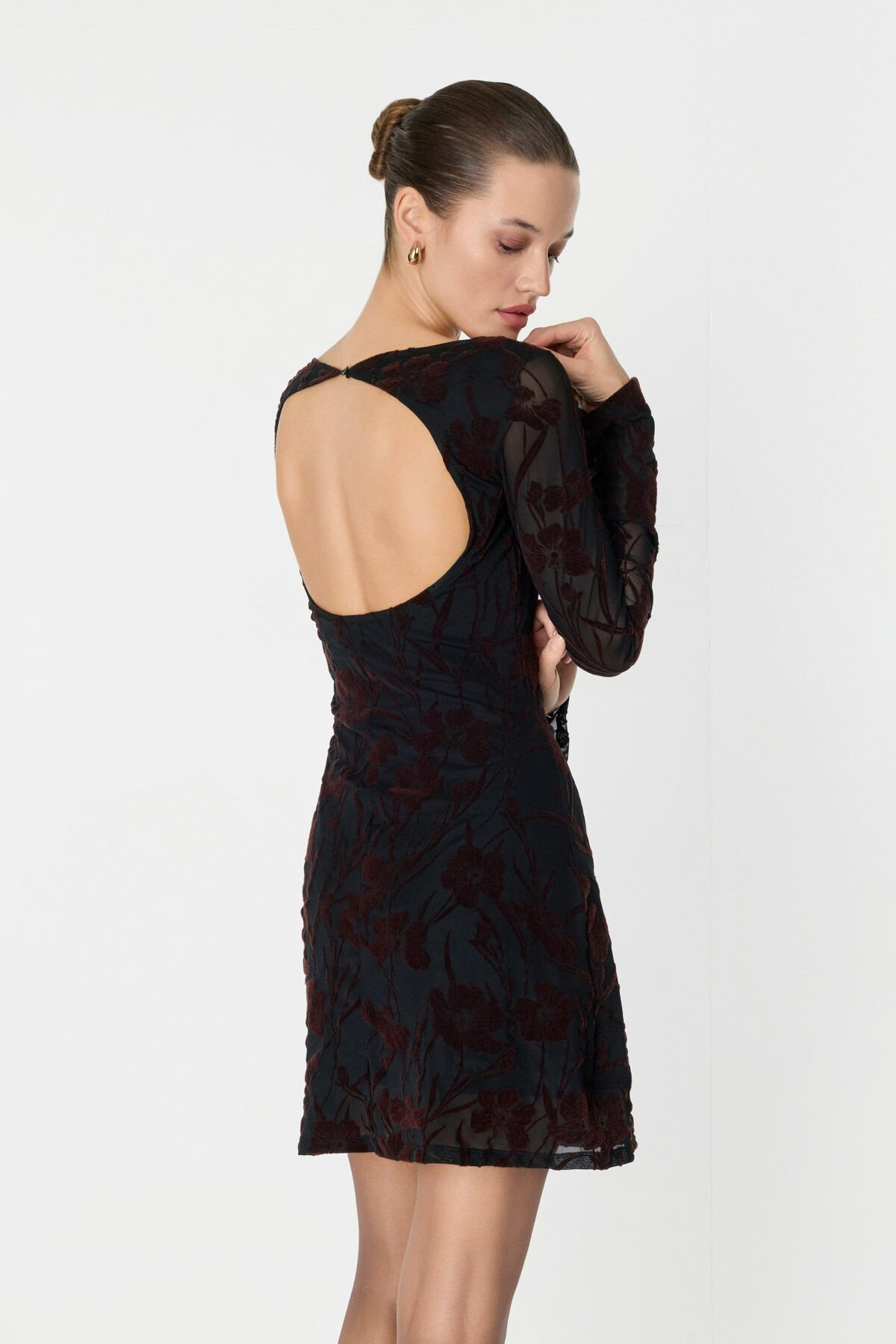 Sırt Dekolteli Çiçek Desenli Kahverengi Elbise