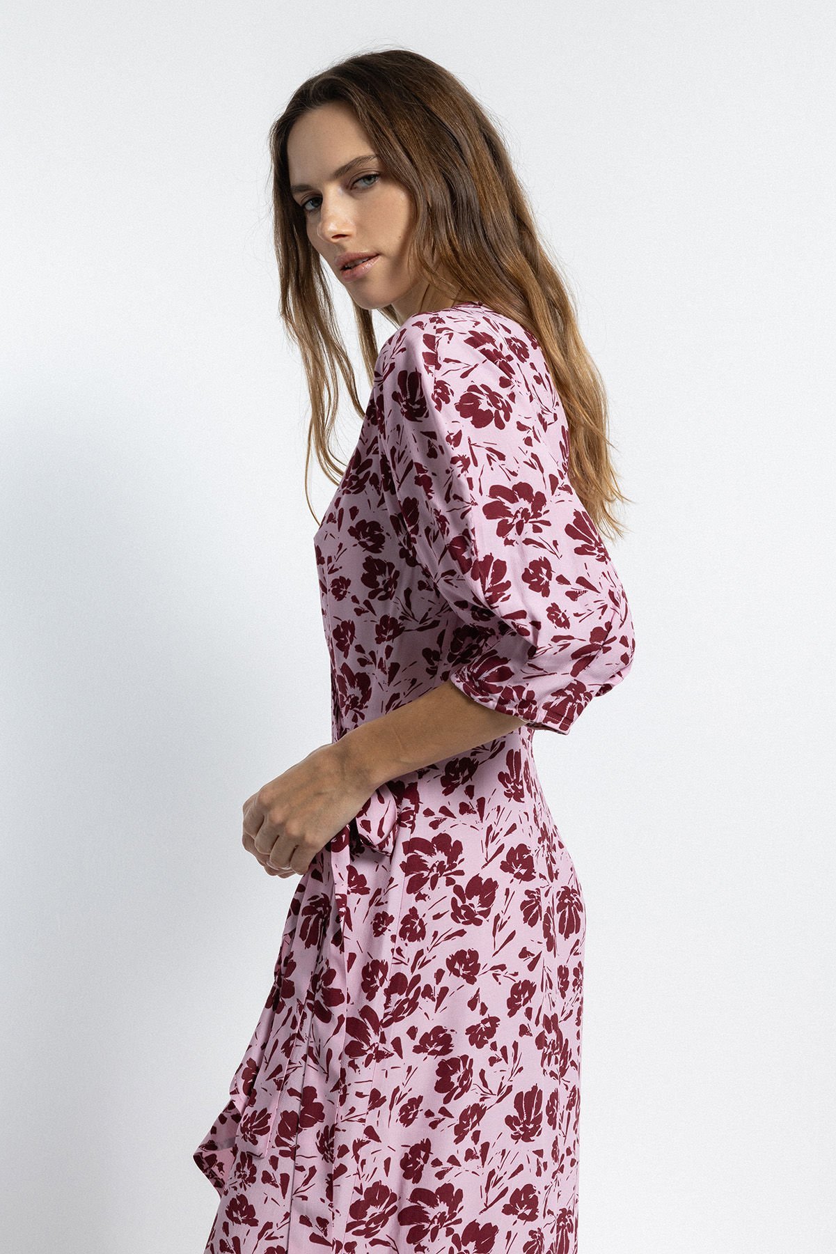 Kruvaze Yaka Detaylı Desenli Elbise