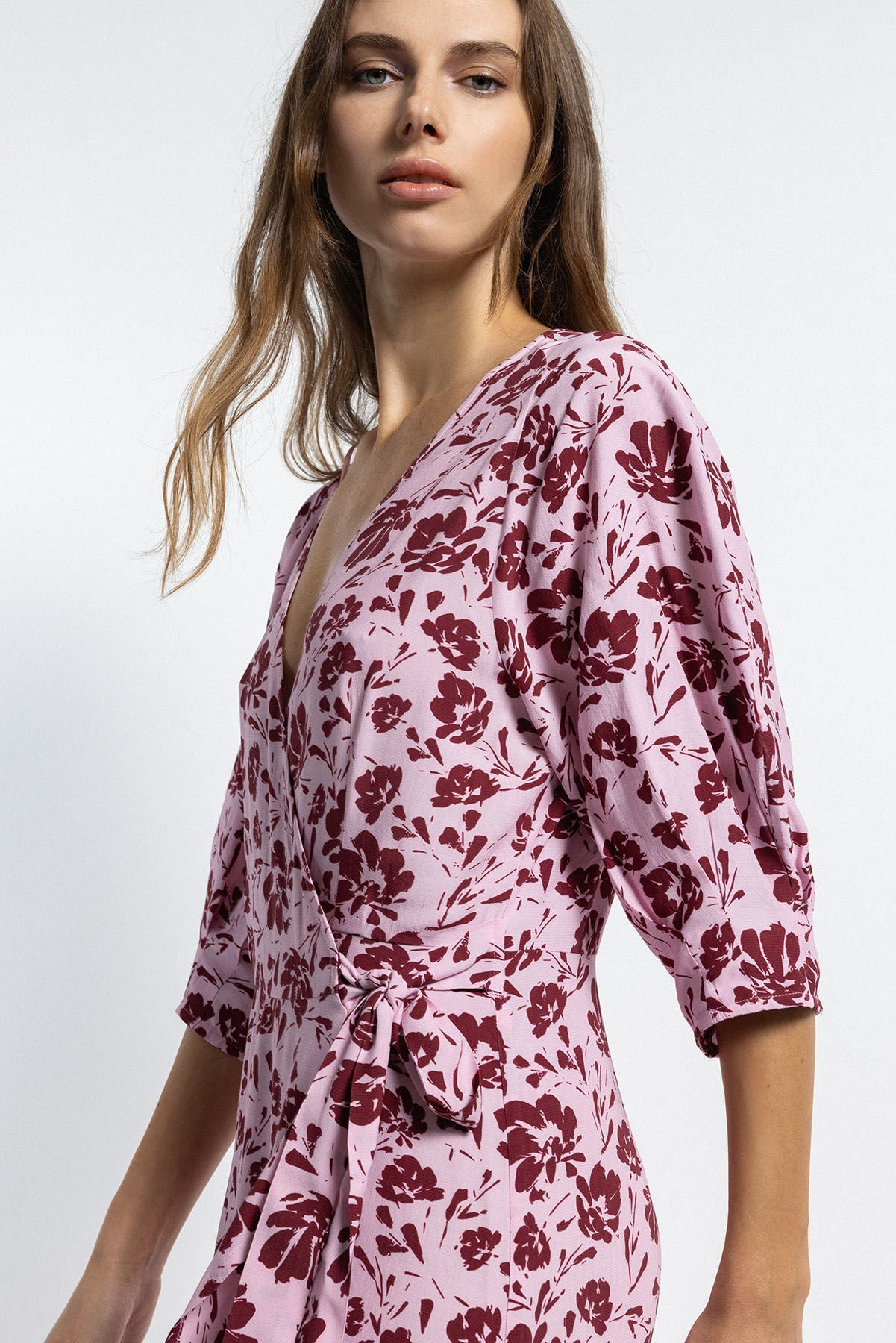 Kruvaze Yaka Detaylı Desenli Elbise