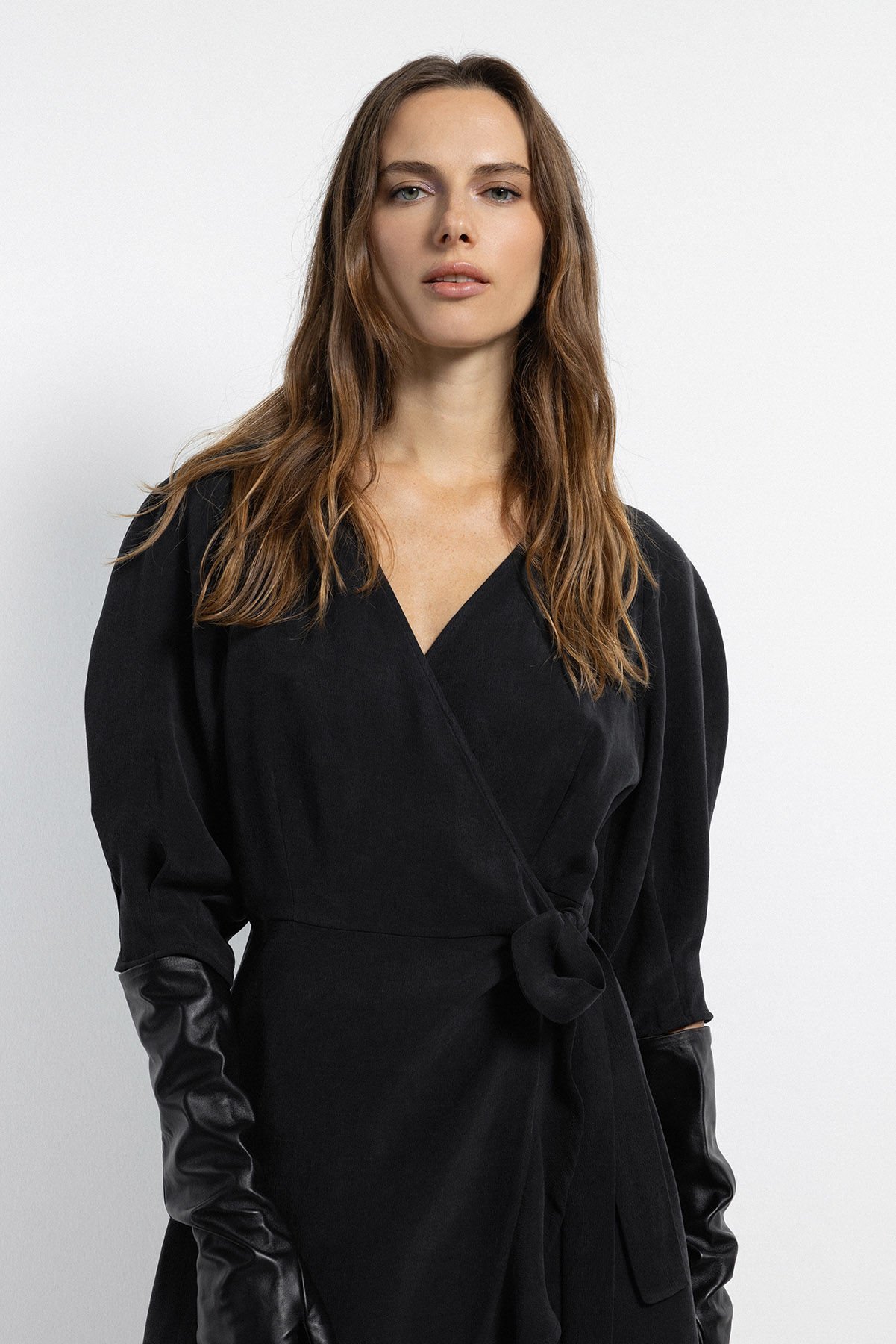 Kruvaze Yaka Detaylı Siyah Elbise