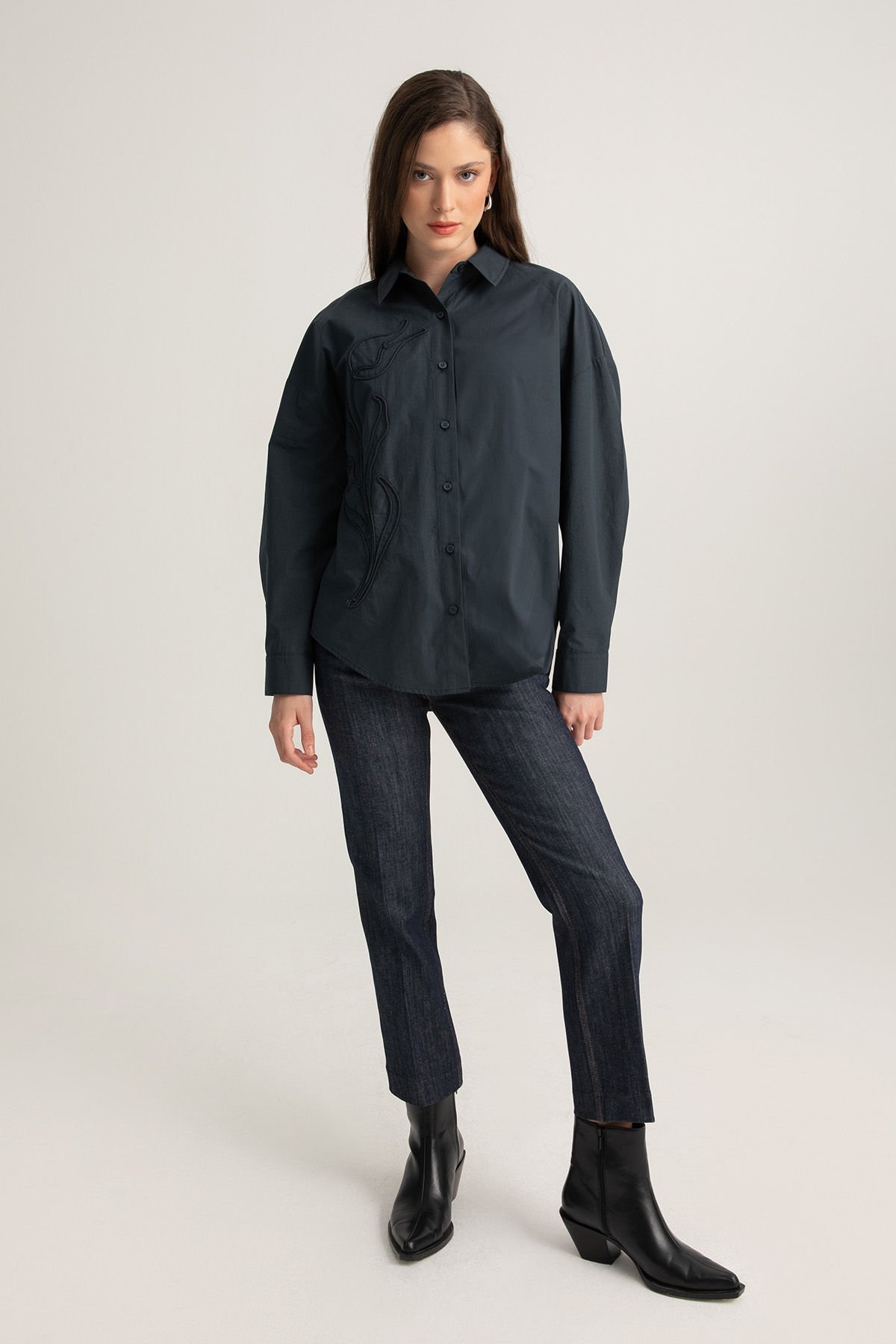 Lale İşlemeli Antrasit Gömlek