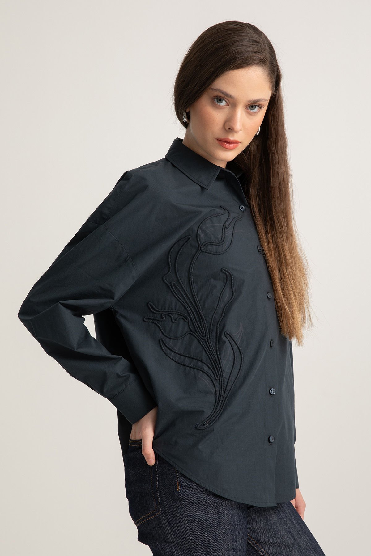 Lale İşlemeli Antrasit Gömlek