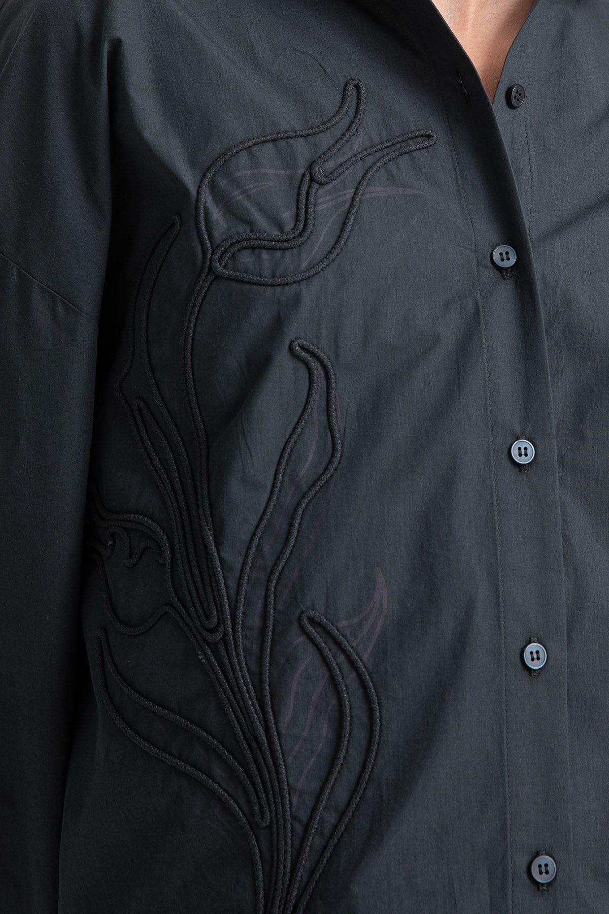 Lale İşlemeli Antrasit Gömlek