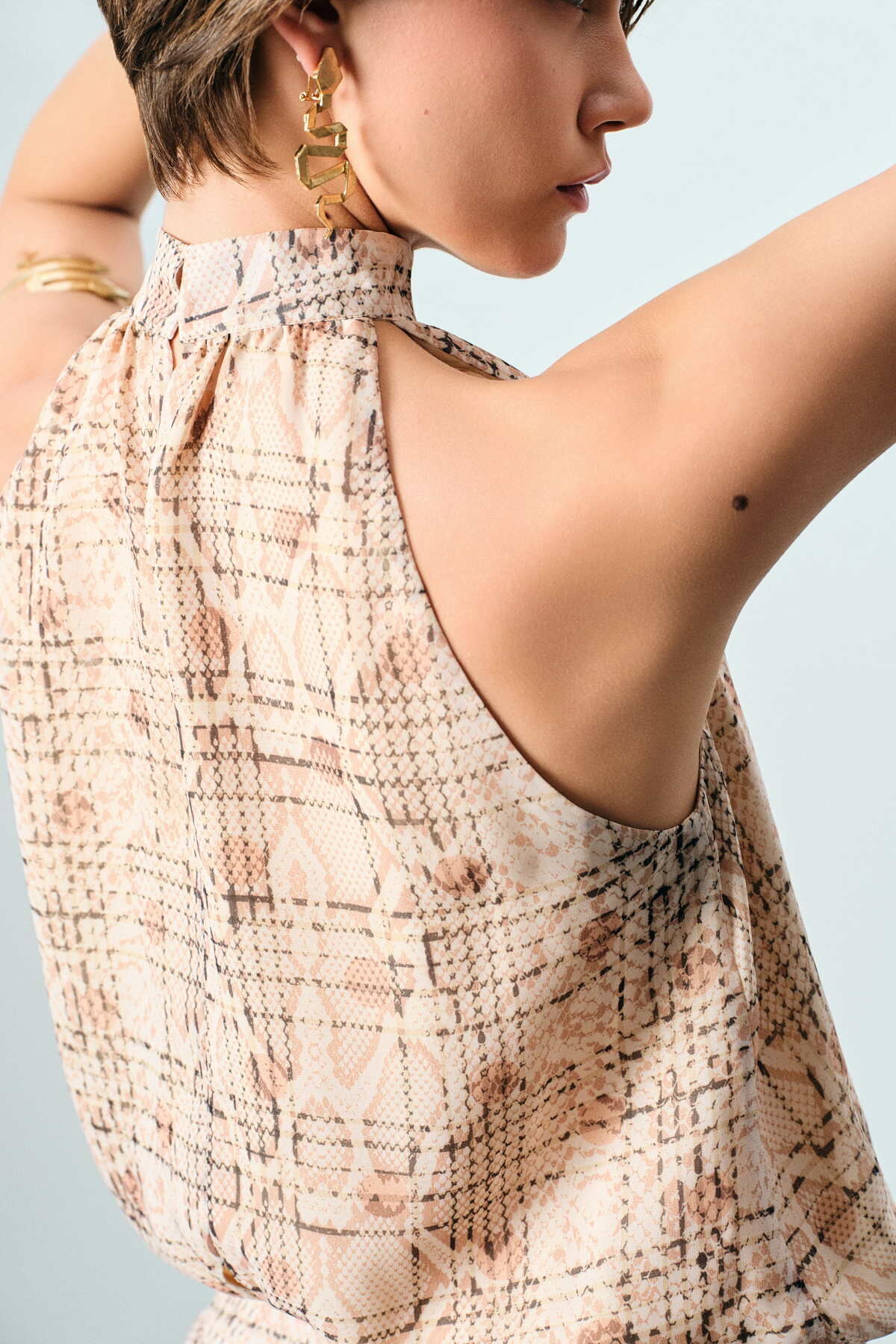 Kendinden Desenli Halter Yaka Mini Elbise
