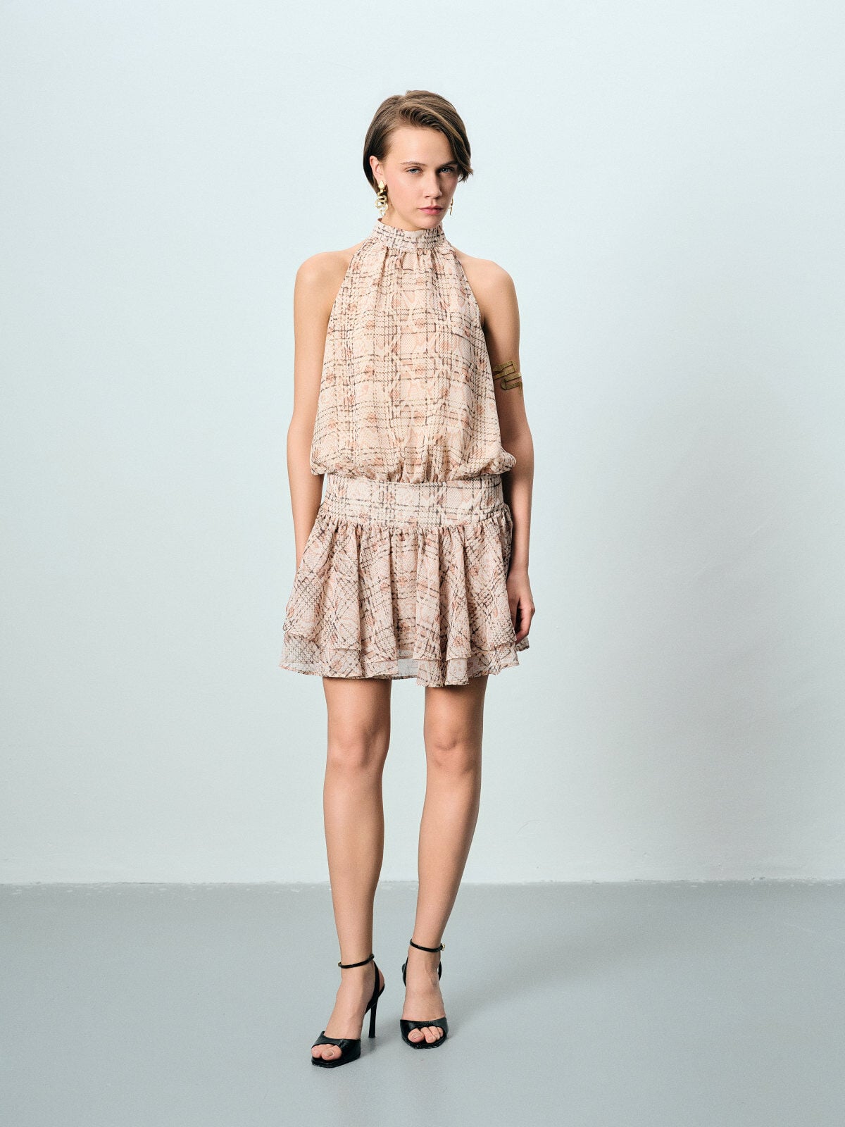 Kendinden Desenli Halter Yaka Mini Elbise