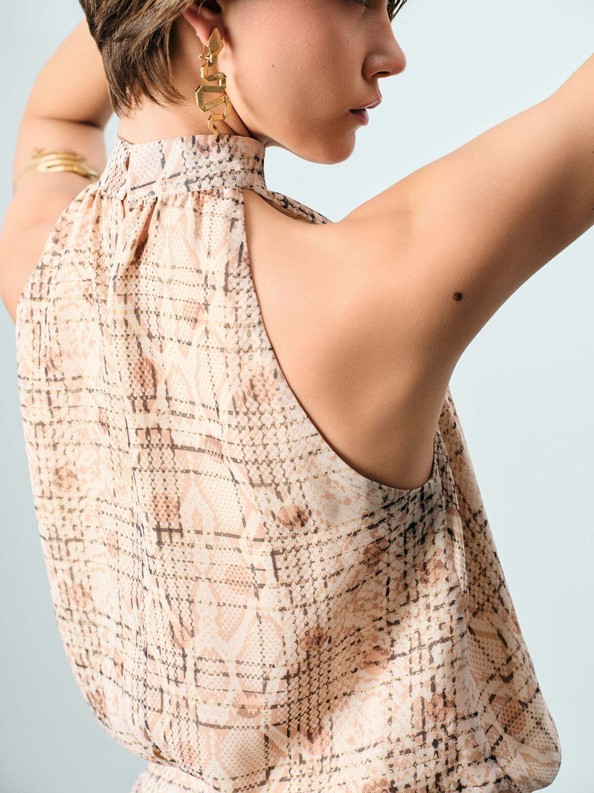 Kendinden Desenli Halter Yaka Mini Elbise