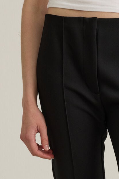 Carmen Ön Dikiş Detaylı Slim Fit Siyah Kapri Pantolon