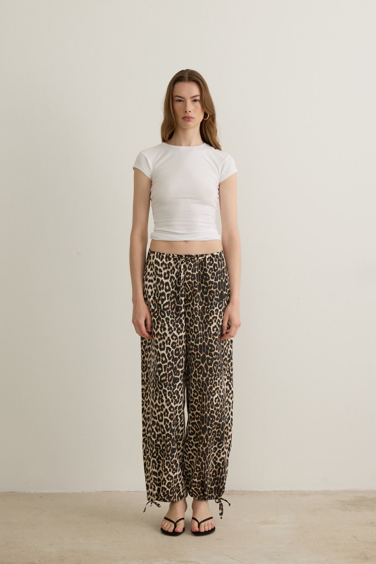 Aitana Büzgülü Paça Leopar Desenli Jogger Pantolon