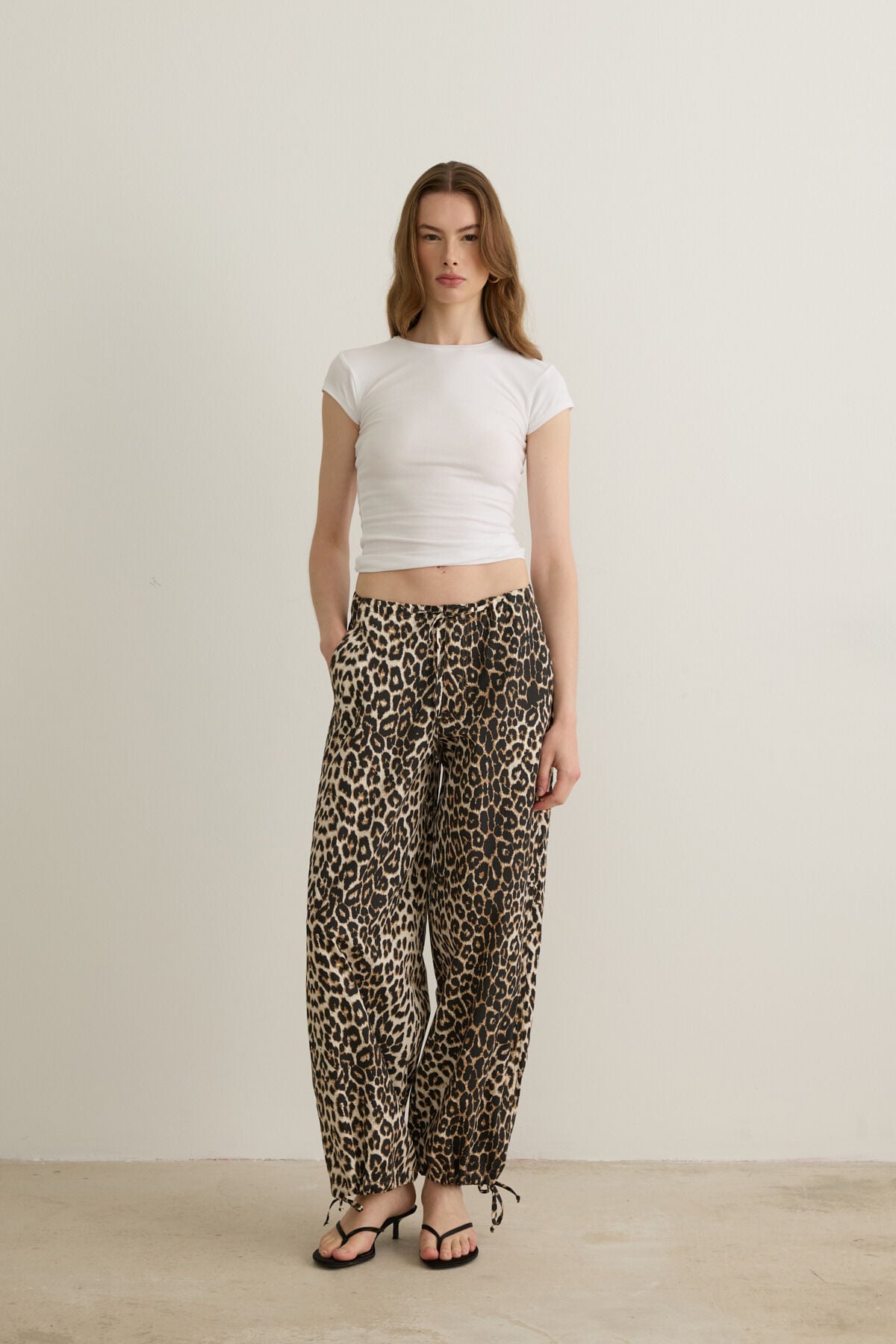 Aitana Büzgülü Paça Leopar Desenli Jogger Pantolon
