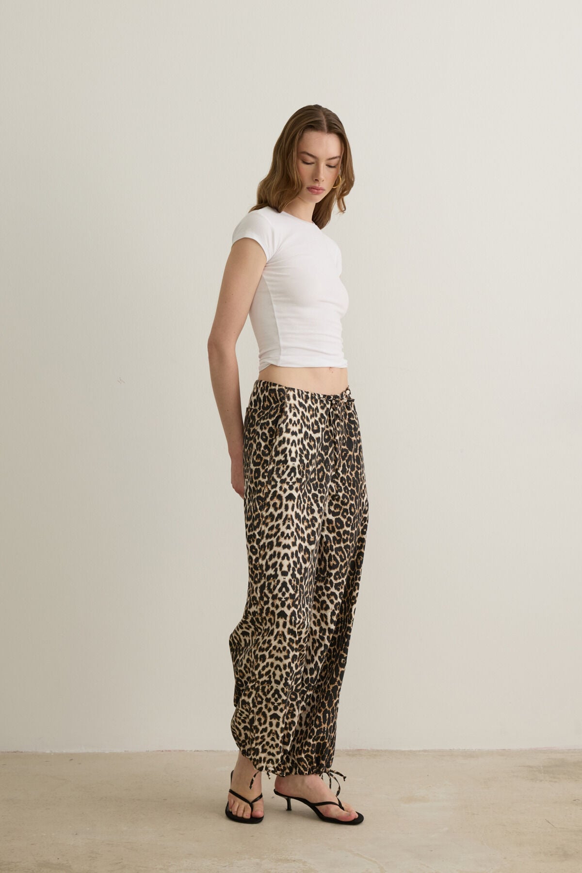 Aitana Büzgülü Paça Leopar Desenli Jogger Pantolon