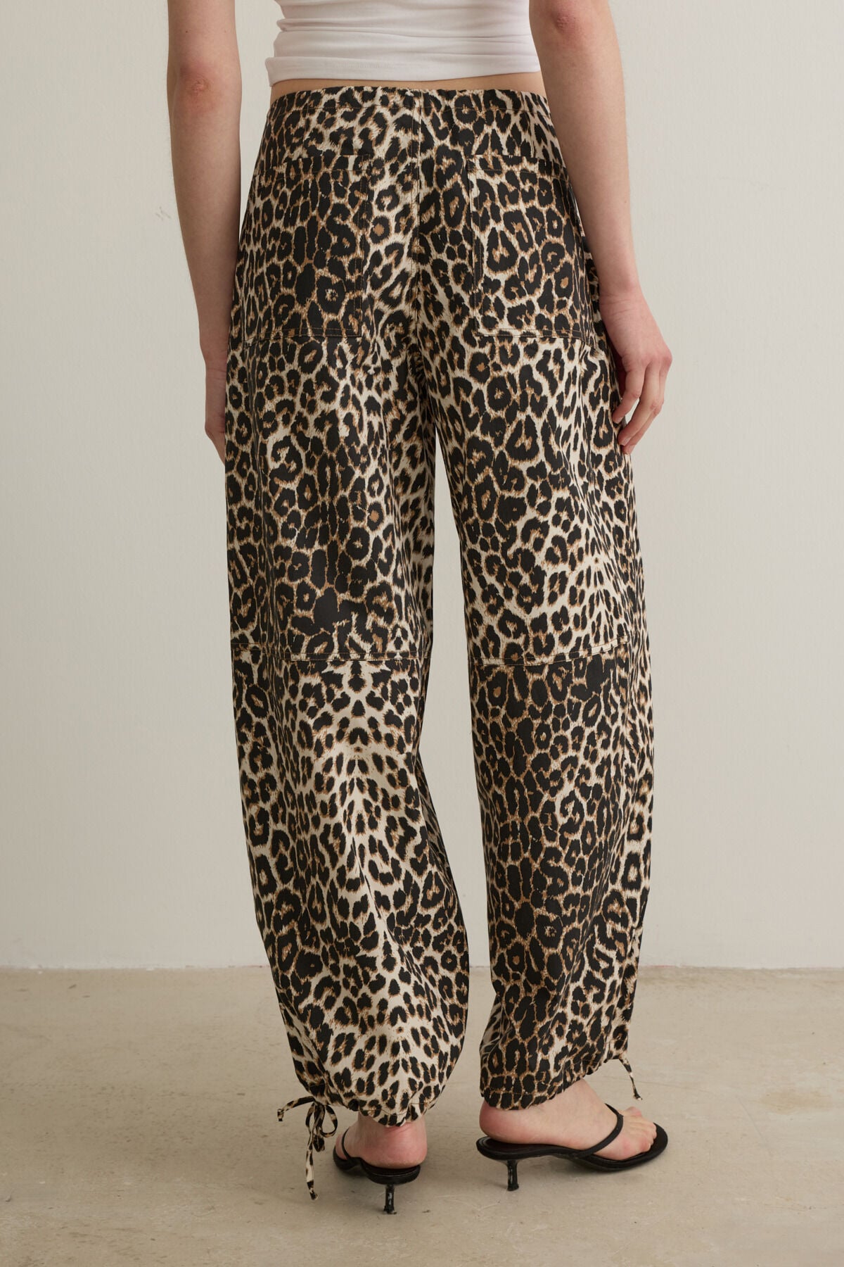 Aitana Büzgülü Paça Leopar Desenli Jogger Pantolon