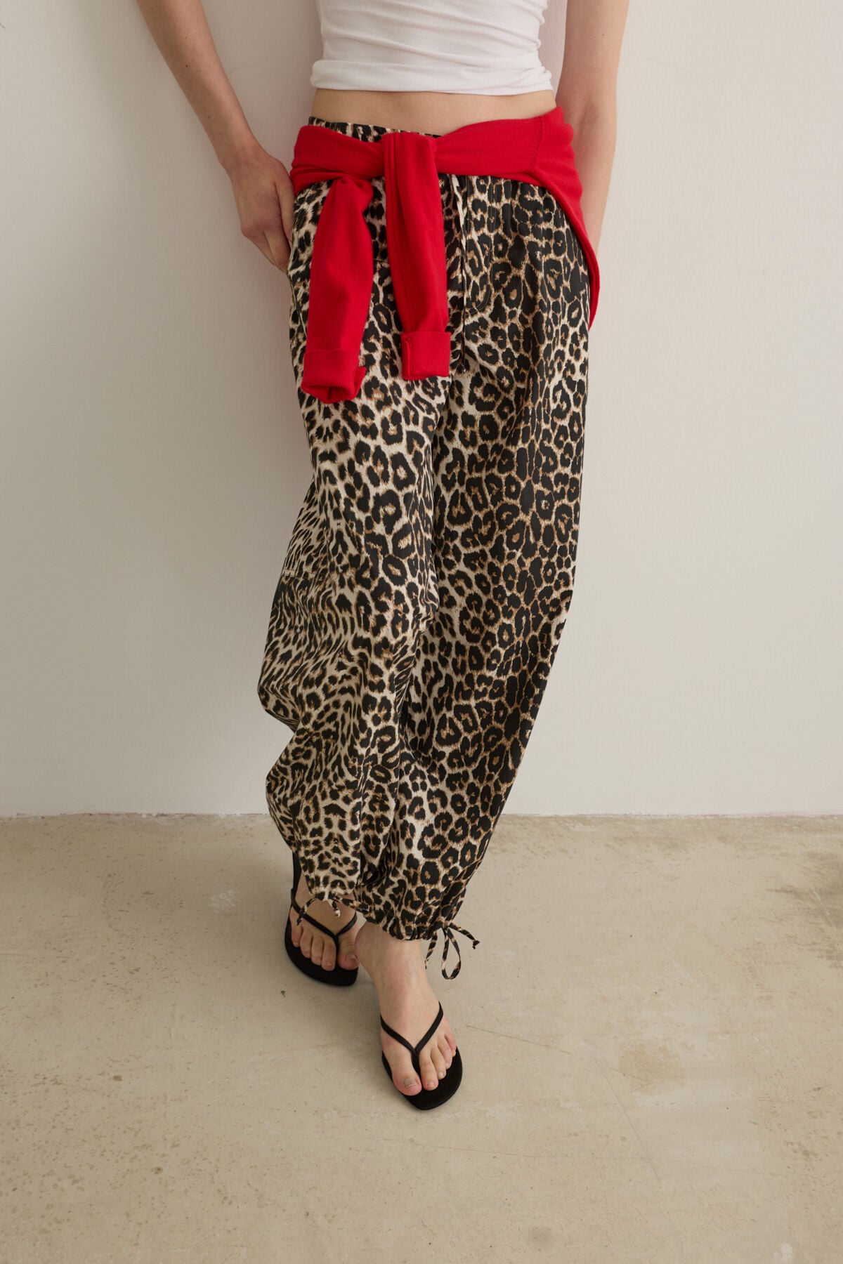 Aitana Büzgülü Paça Leopar Desenli Jogger Pantolon