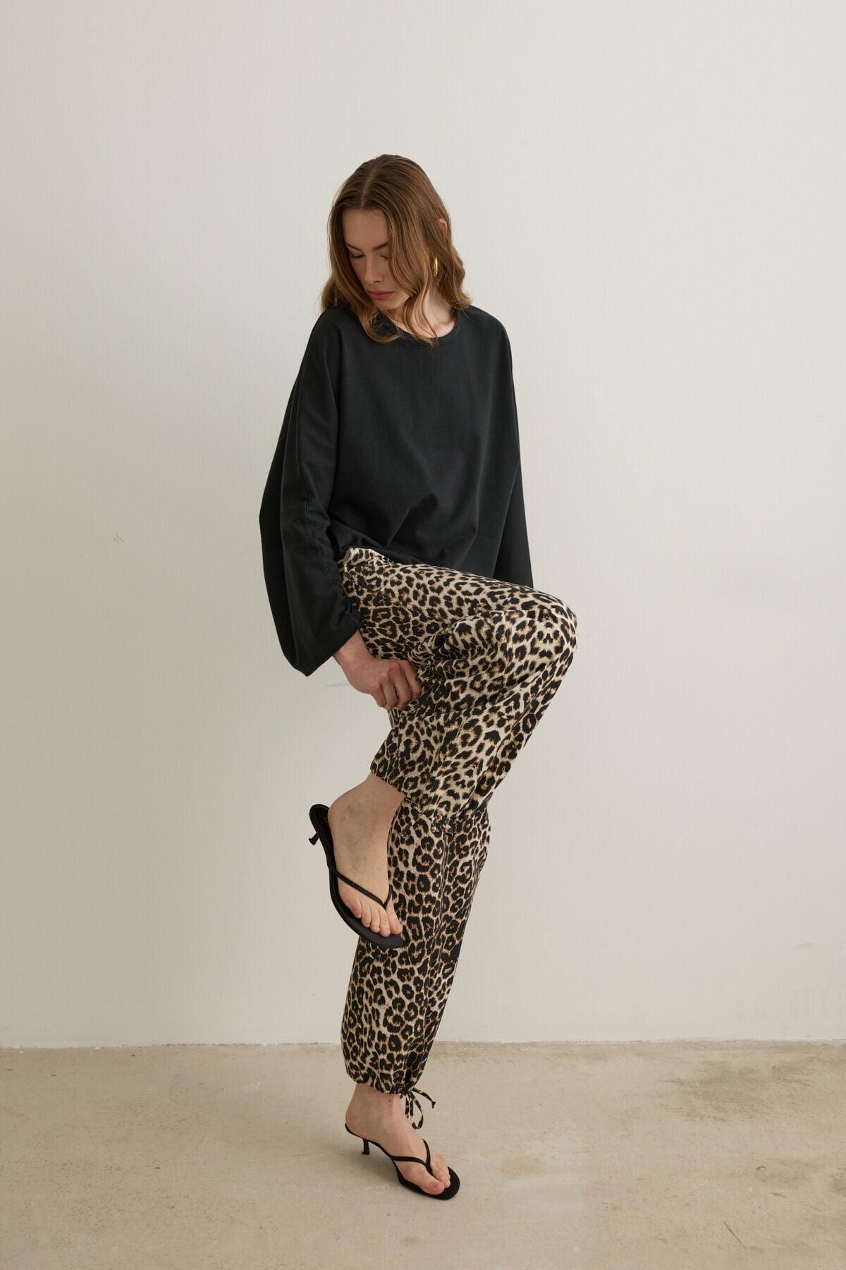 Aitana Büzgülü Paça Leopar Desenli Jogger Pantolon