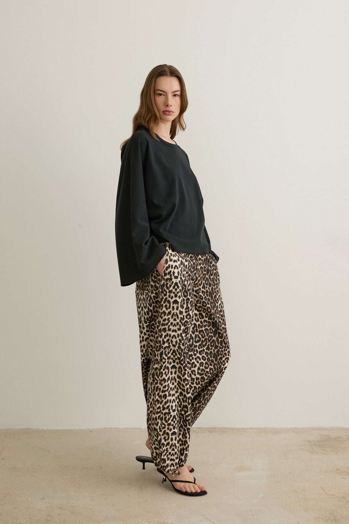 Aitana Büzgülü Paça Leopar Desenli Jogger Pantolon