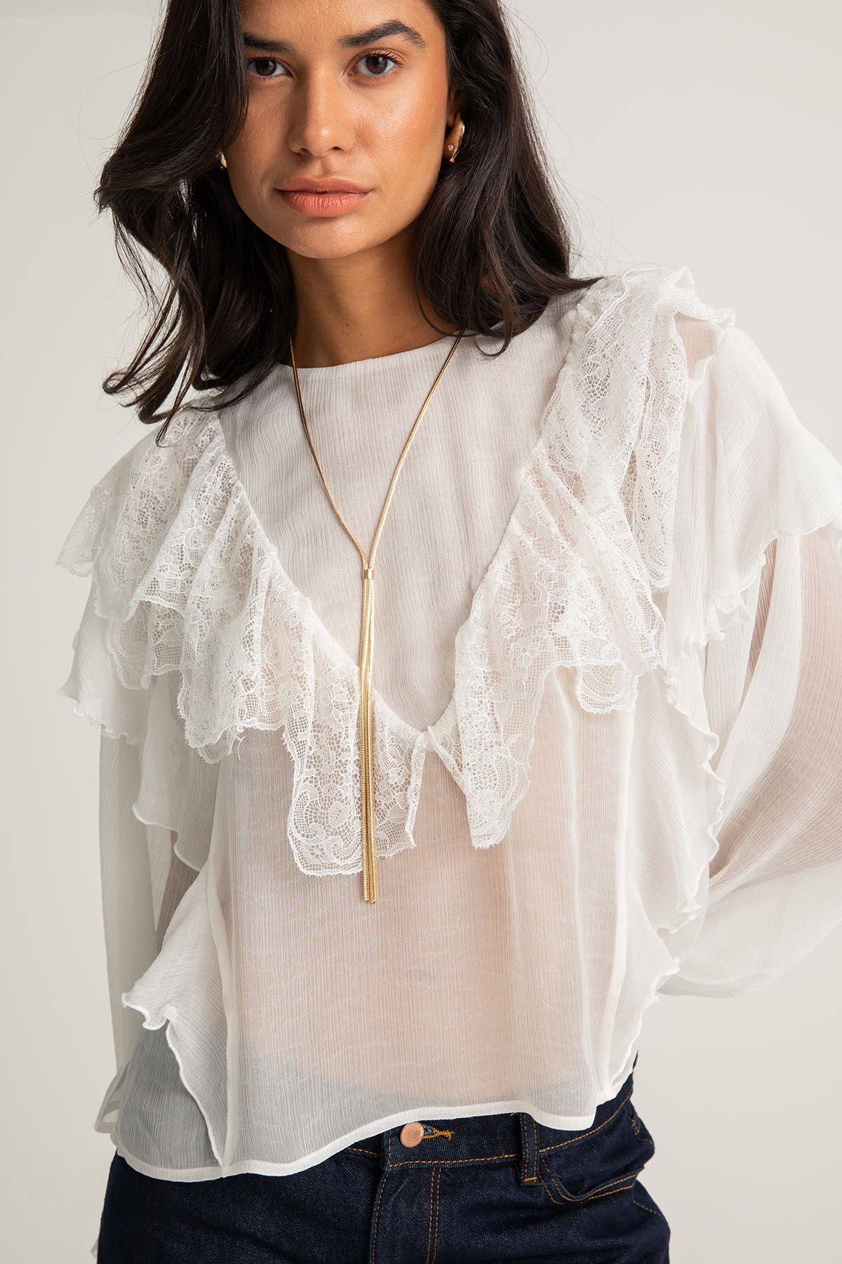 Dantel Detaylı Derin V Yaka Gömlek