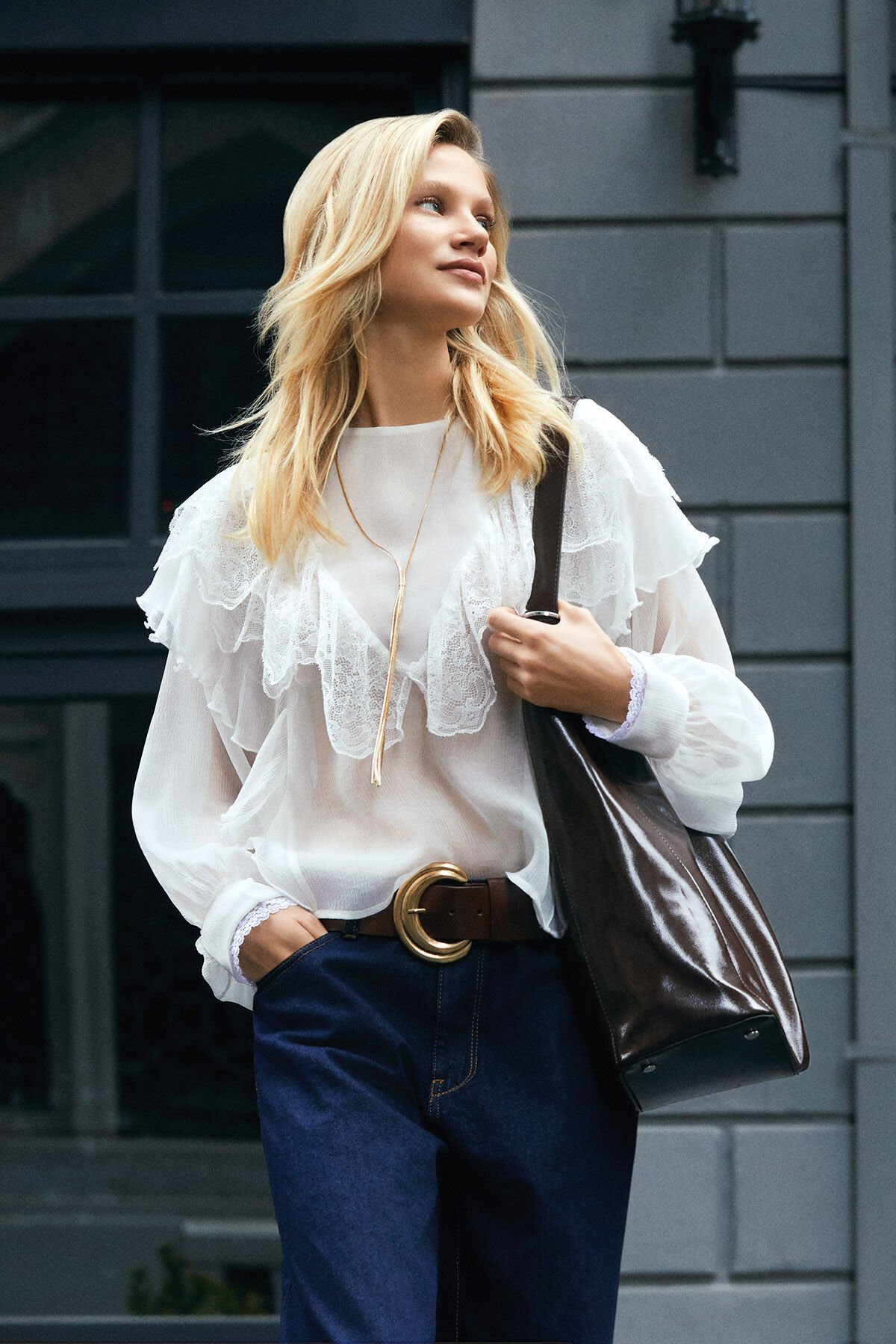 Dantel Detaylı Derin V Yaka Gömlek