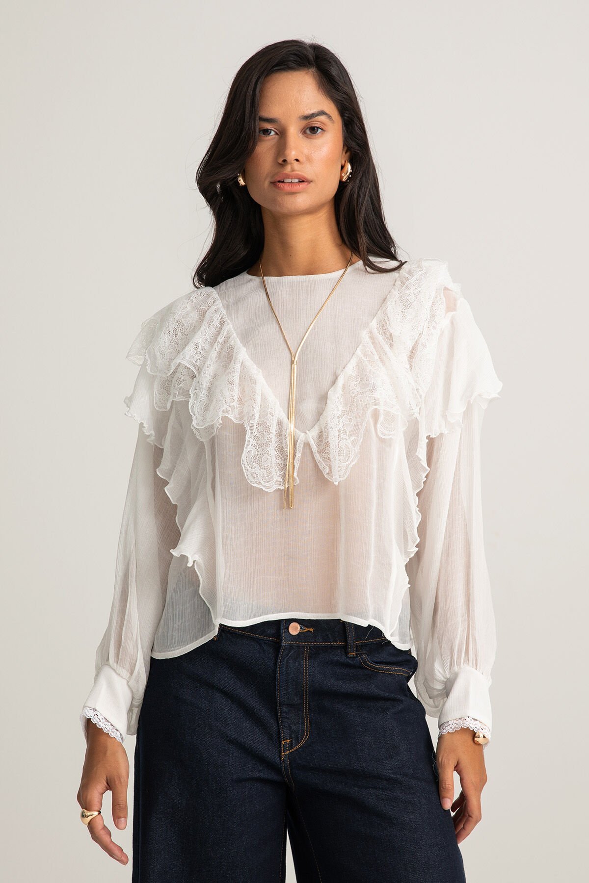 Dantel Detaylı Derin V Yaka Gömlek