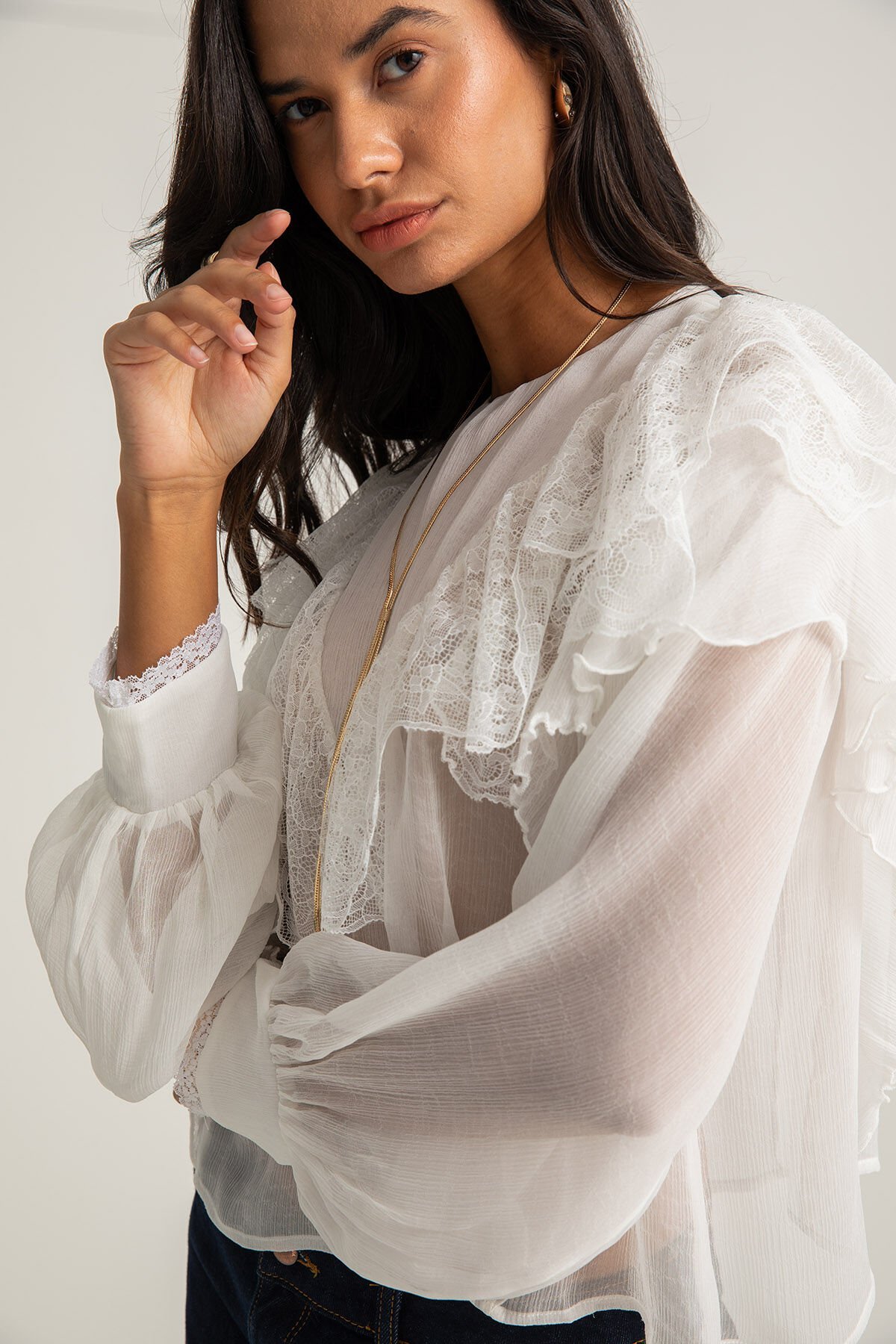 Dantel Detaylı Derin V Yaka Gömlek