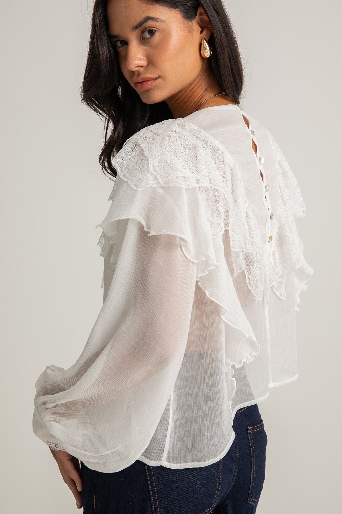 Dantel Detaylı Derin V Yaka Gömlek