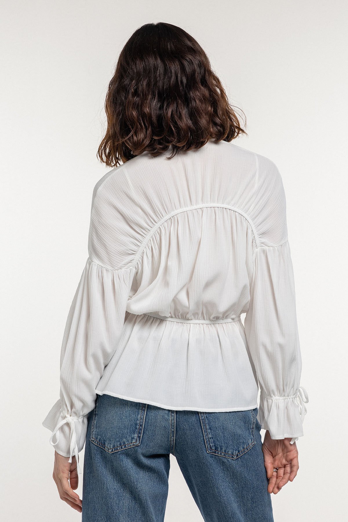 Bağcıklı & Büzgülü Beyaz Bluz