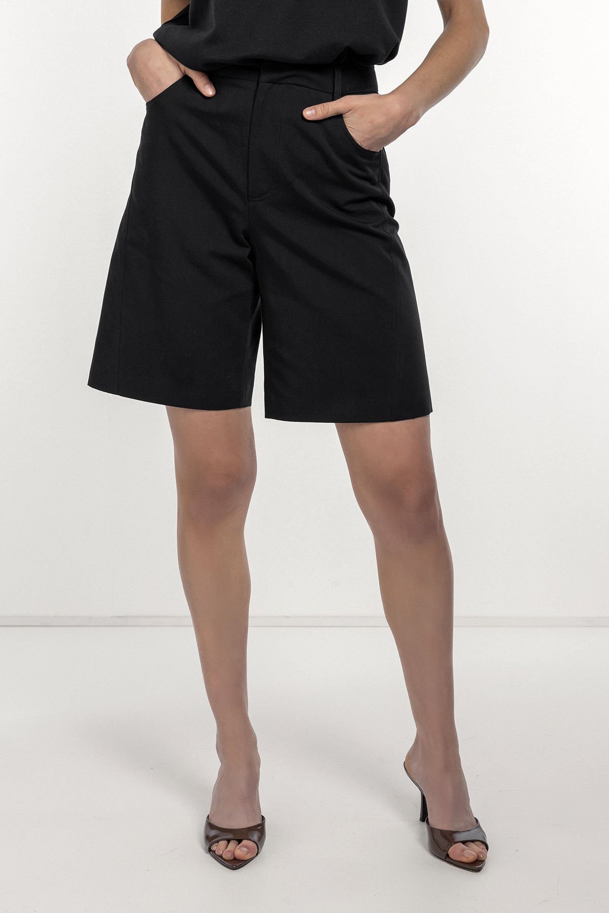 Cep Detaylı Bermuda Şort