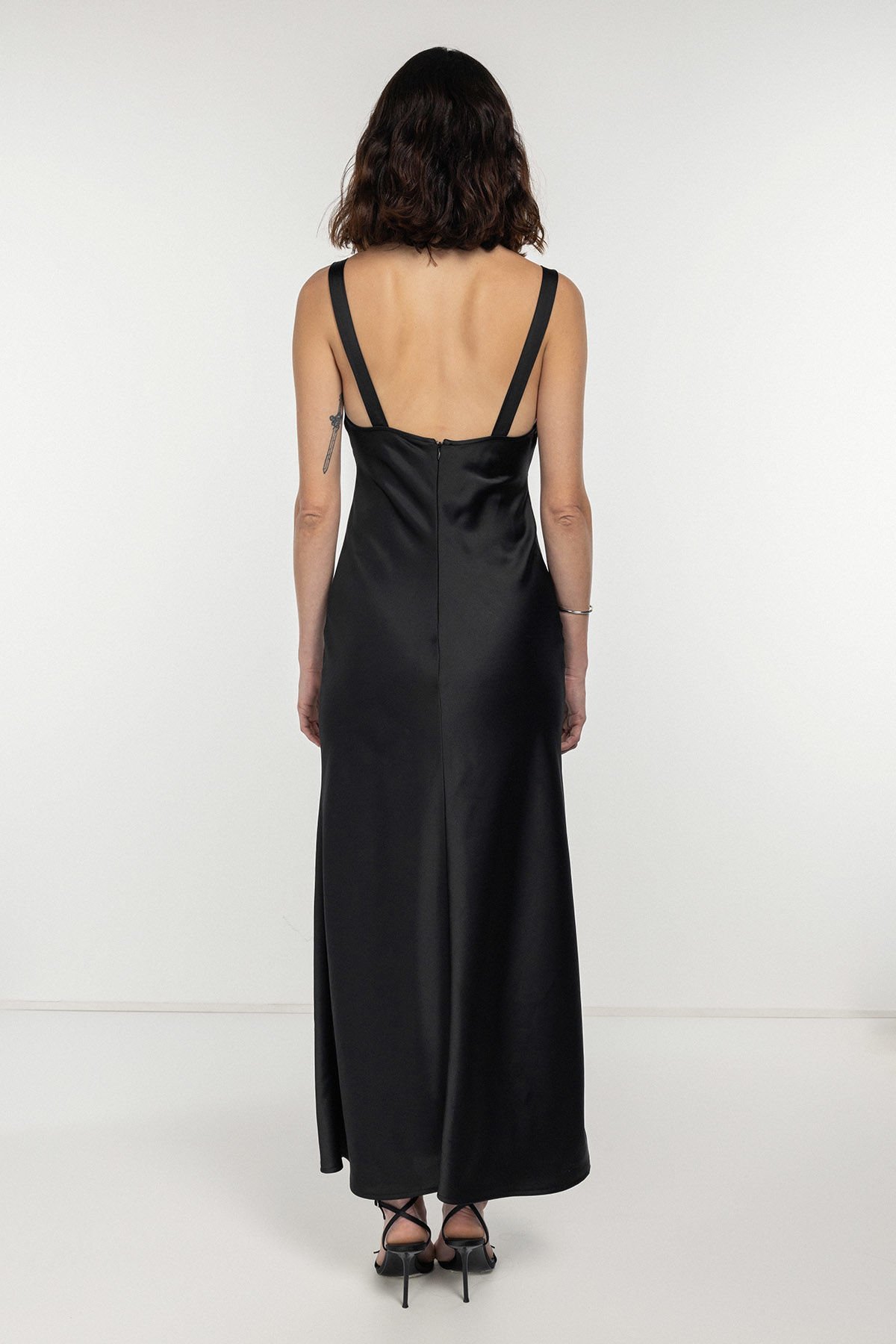 Sırt Dekolteli Siyah Robalı Elbise