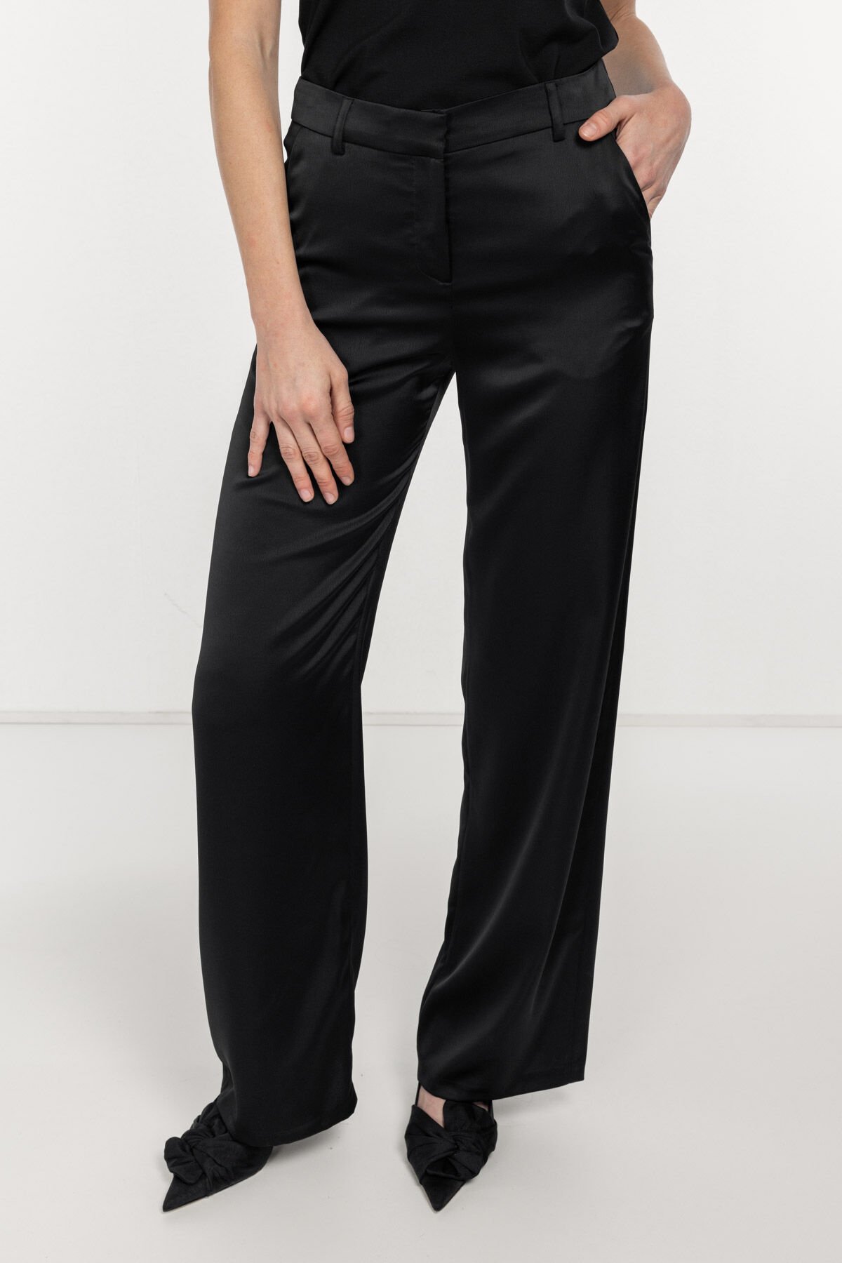 Cep Detaylı Saten Fit Pantolon