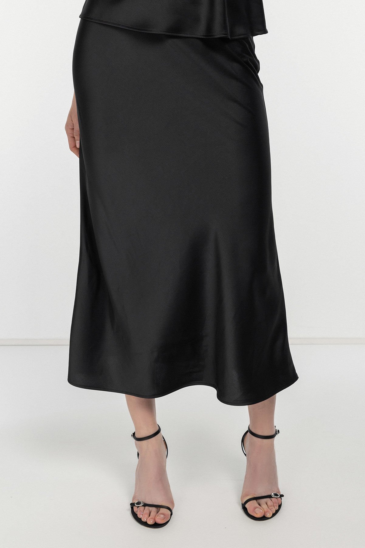 Belden Lastikli Volanlı Siyah Midi Etek