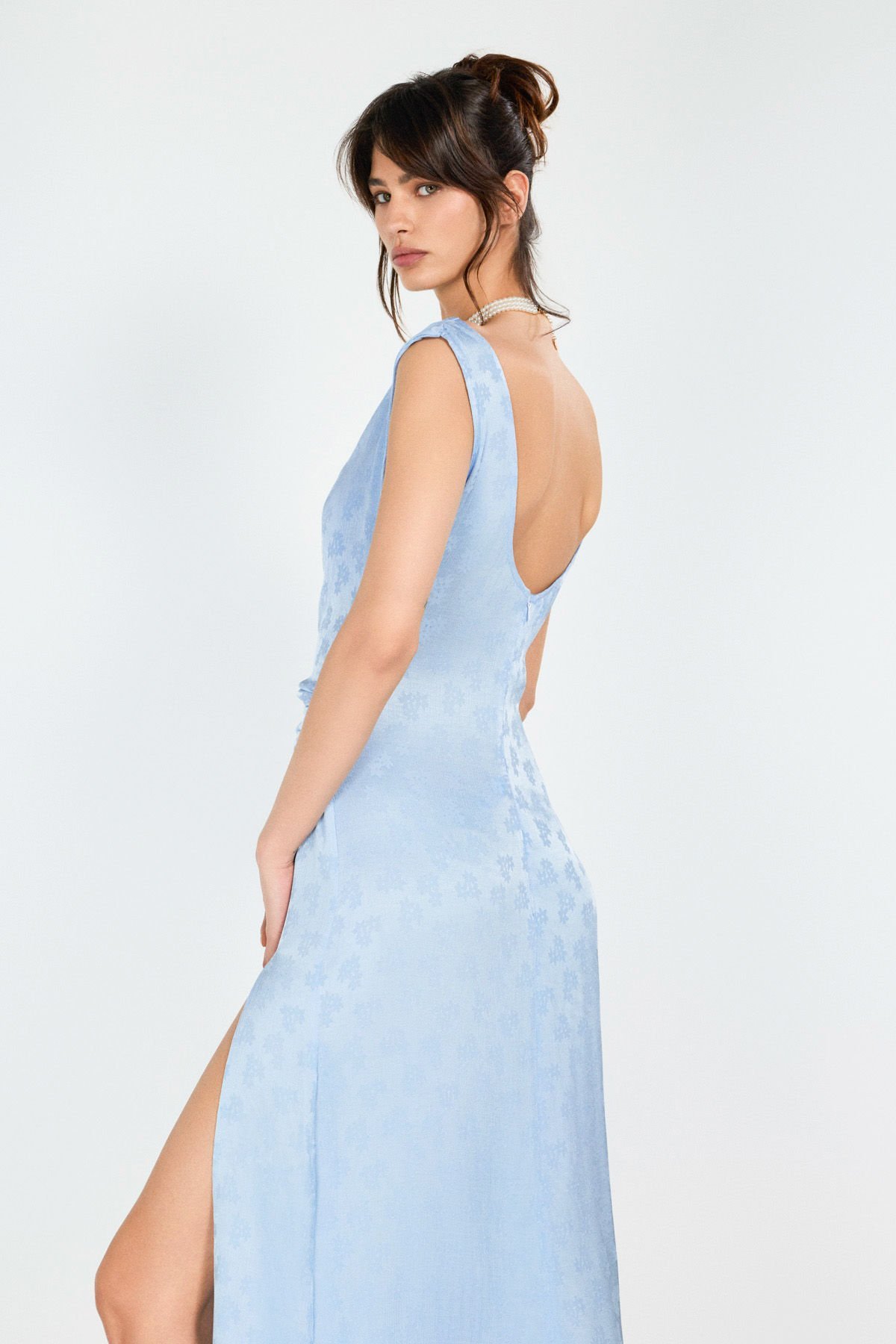 Jakarlı Yandan Yırtmaç Detaylı Mavi Elbise