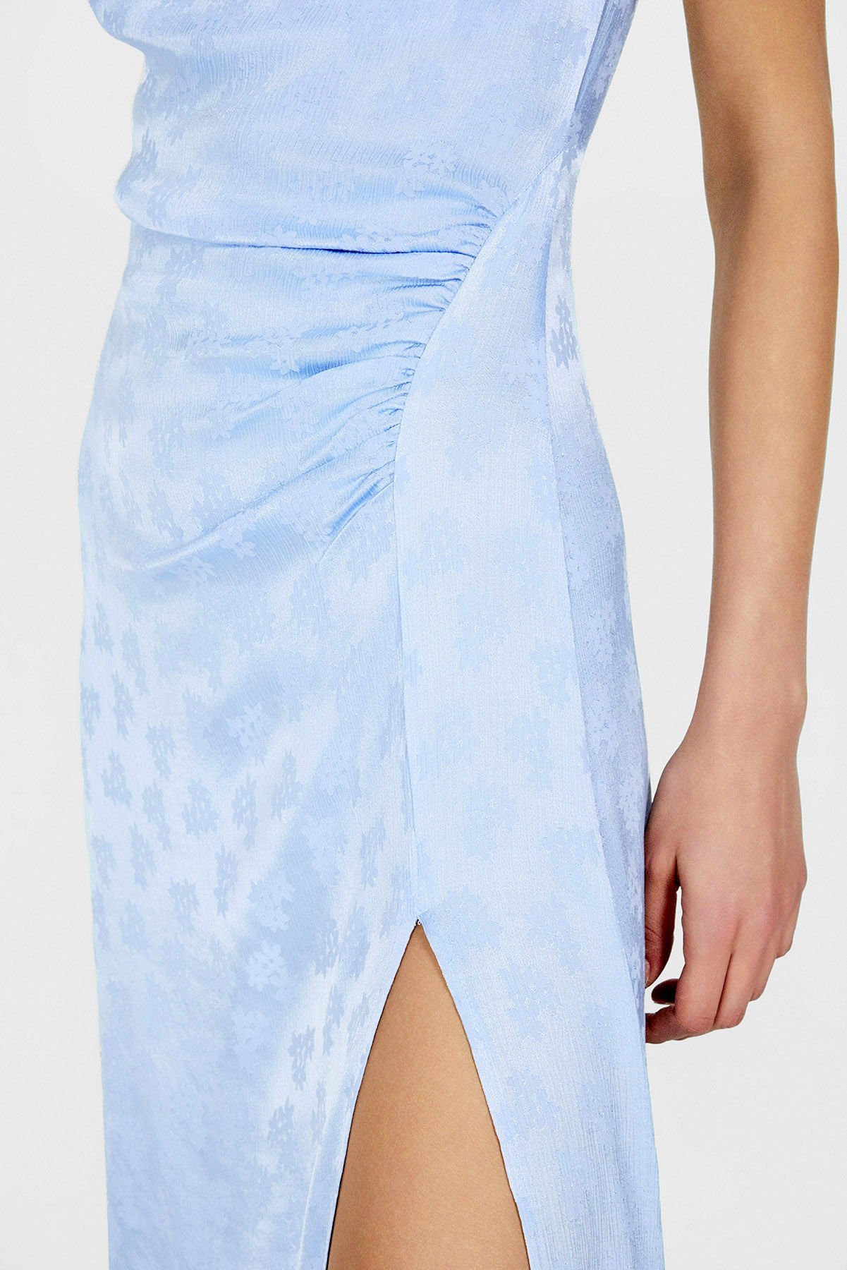 Jakarlı Yandan Yırtmaç Detaylı Mavi Elbise