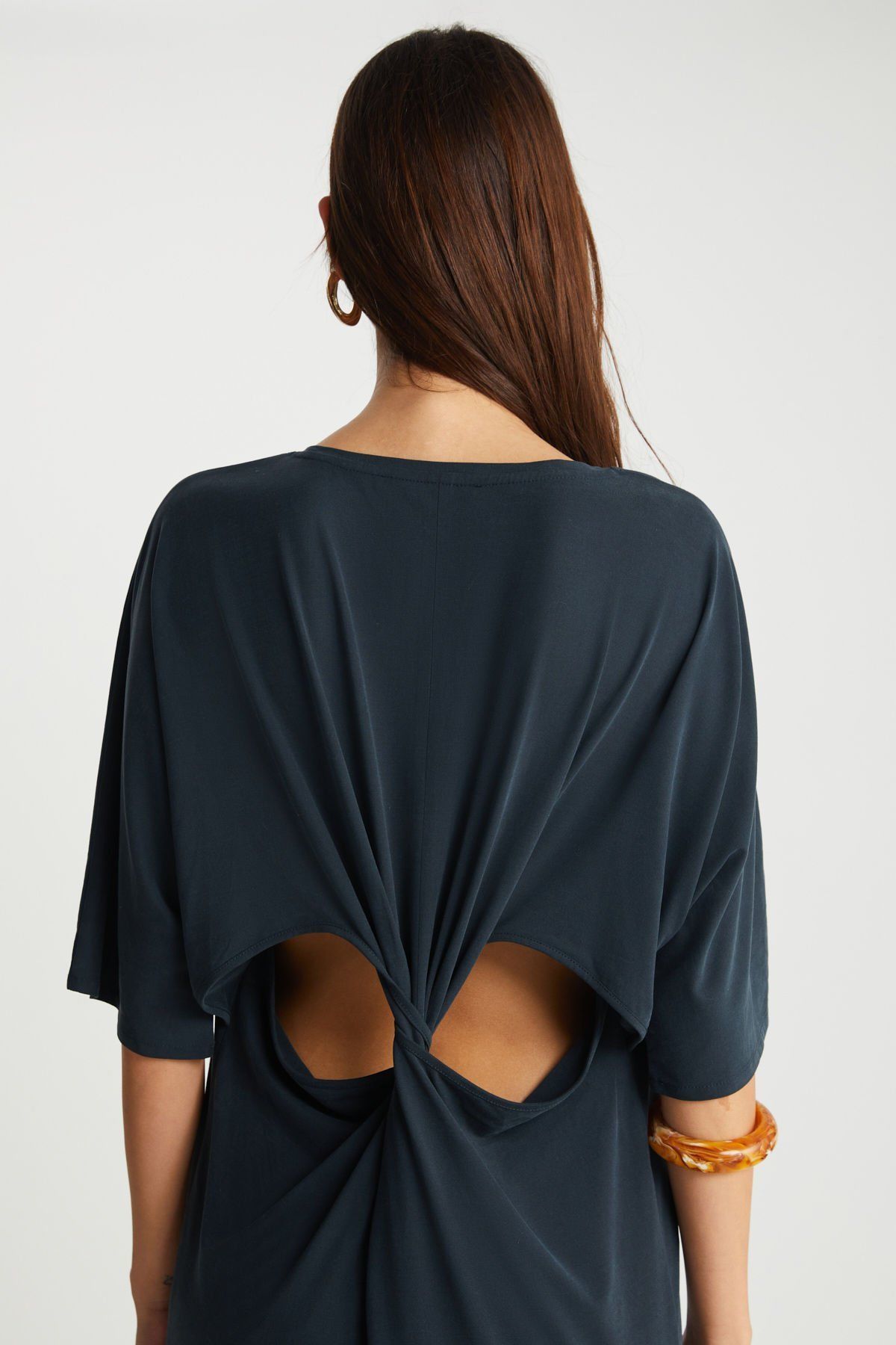 Arka Detaylı Siyah Cupro Elbise