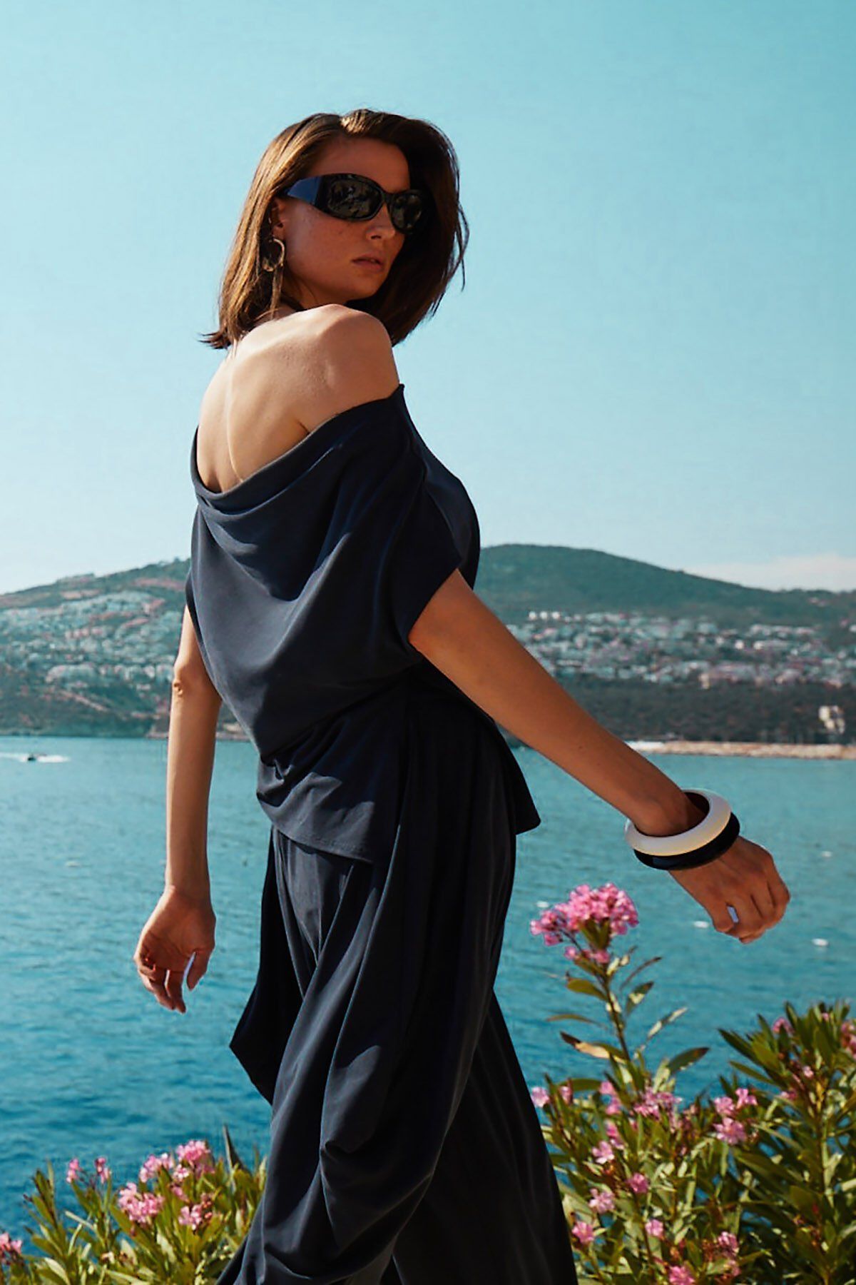 Kayık Yaka Detaylı Siyah Tişört