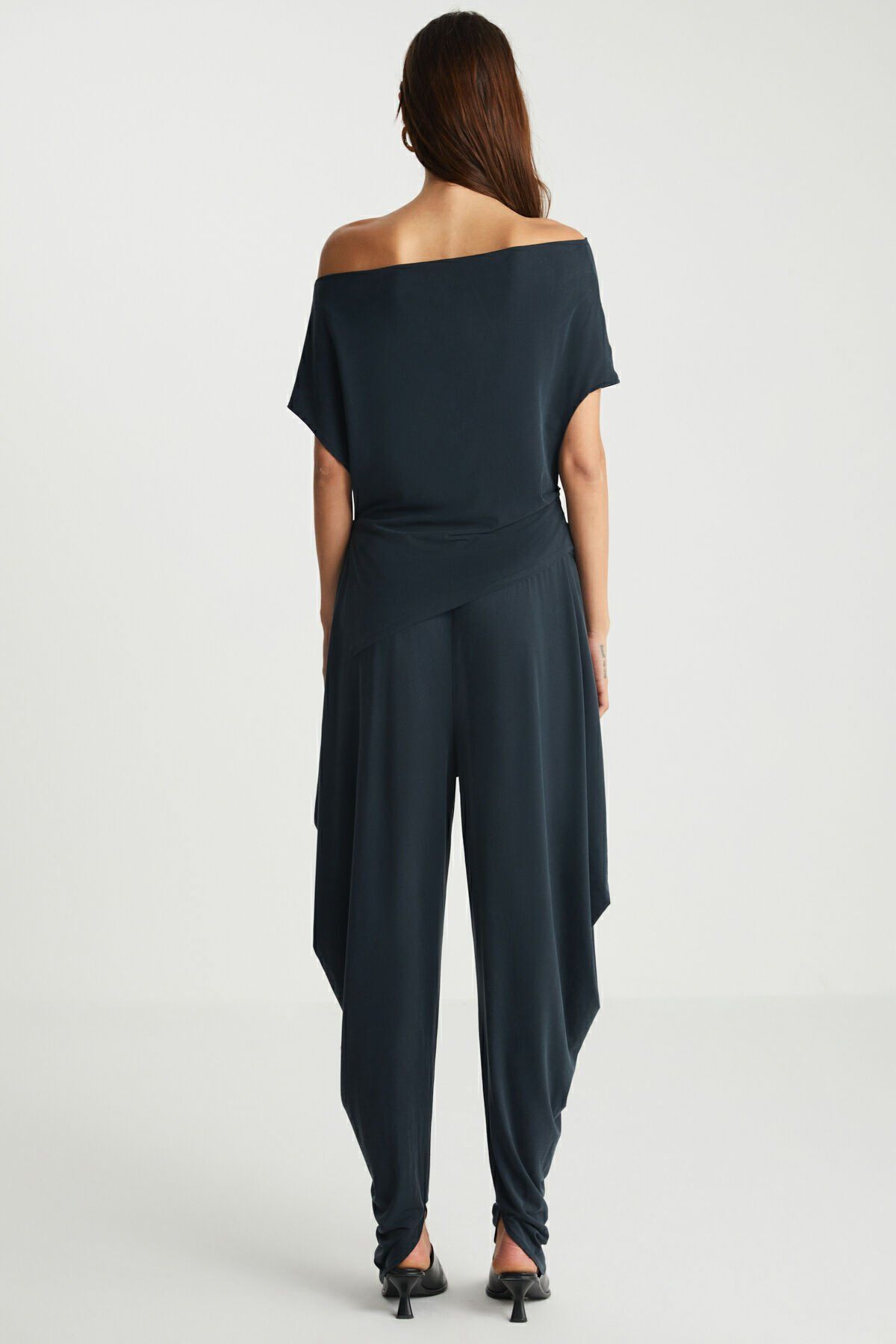 Kayık Yaka Detaylı Siyah Tişört