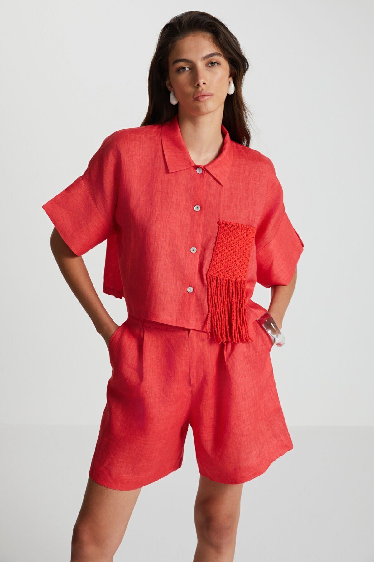 Cep Detaylı Kırmızı Keten Gömlek