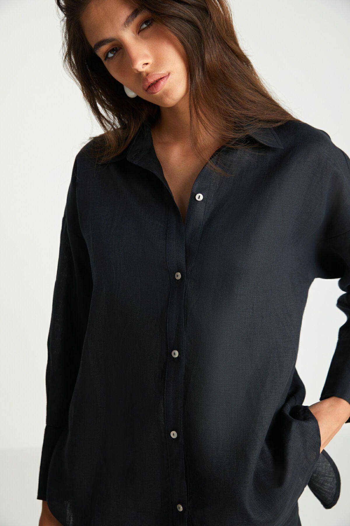 Sırt Detaylı Siyah Keten Gömlek