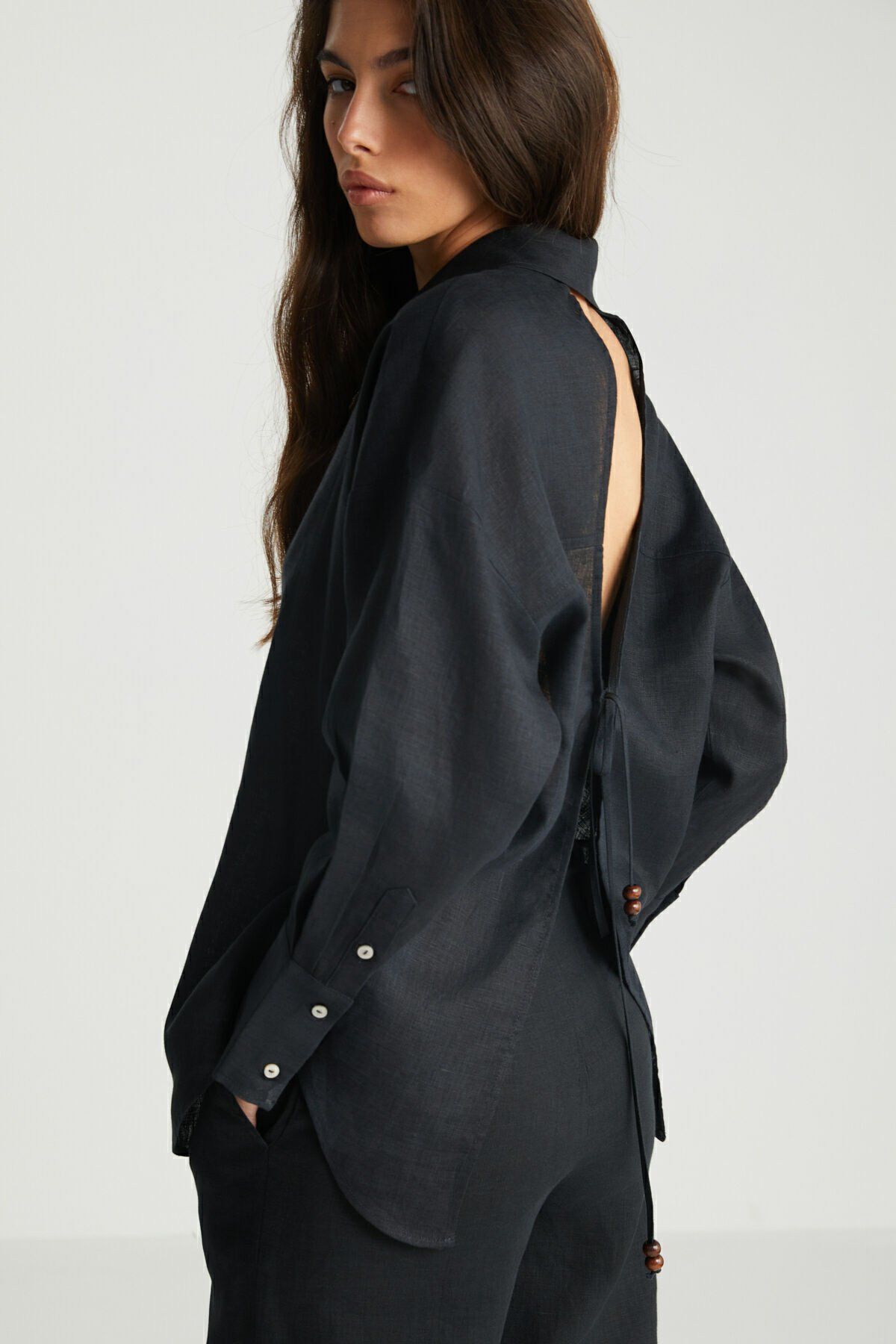 Sırt Detaylı Siyah Keten Gömlek