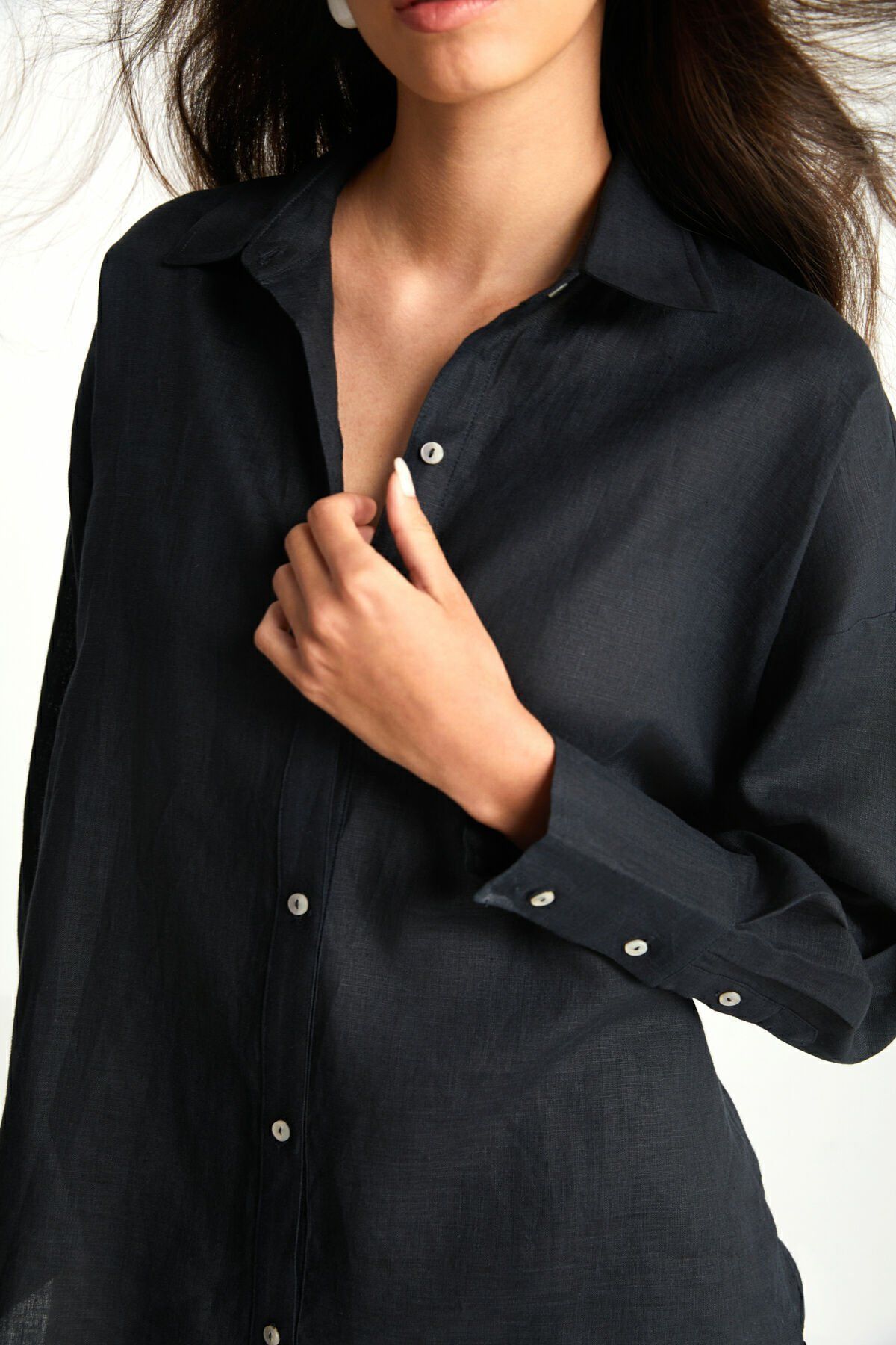 Sırt Detaylı Siyah Keten Gömlek