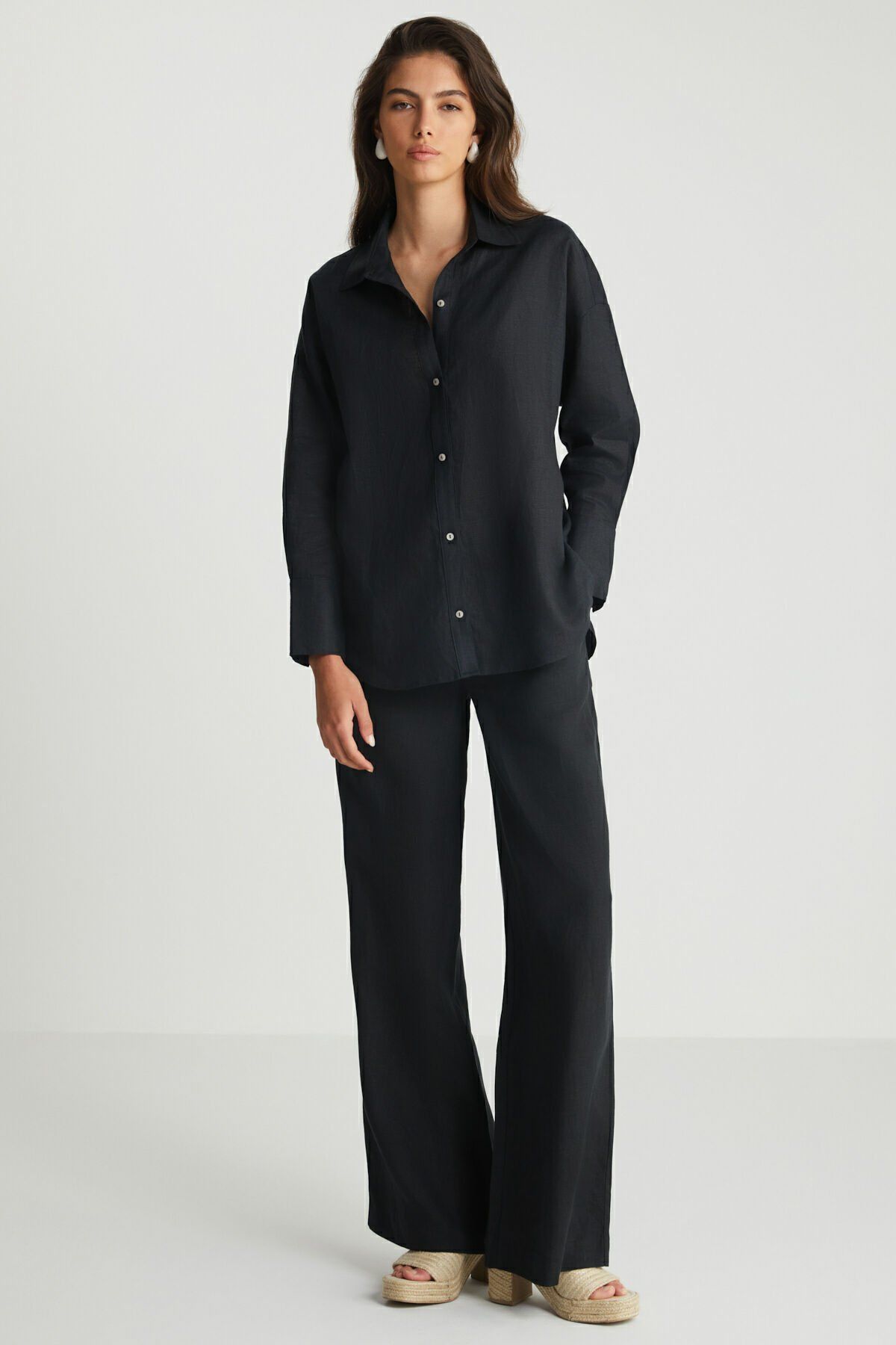 Sırt Detaylı Siyah Keten Gömlek