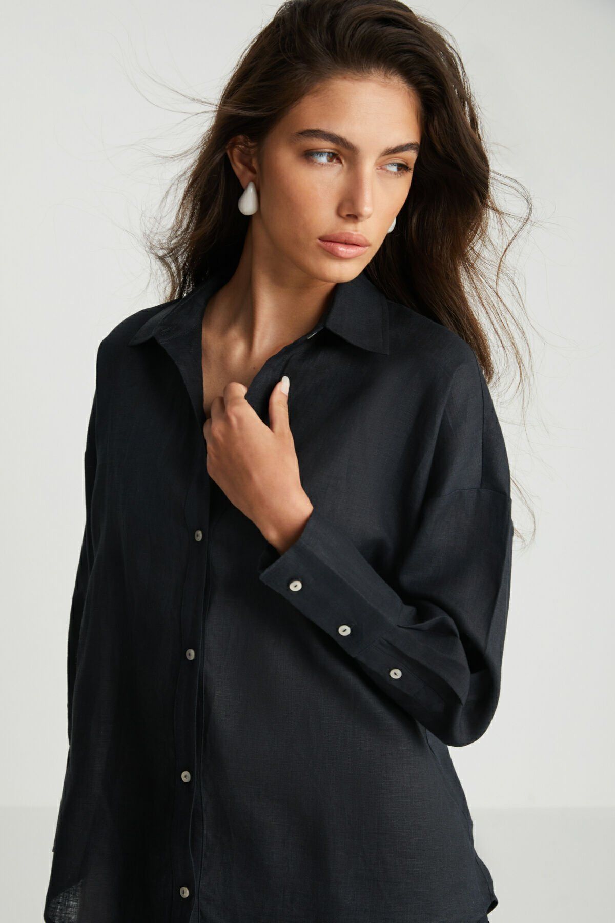 Sırt Detaylı Siyah Keten Gömlek