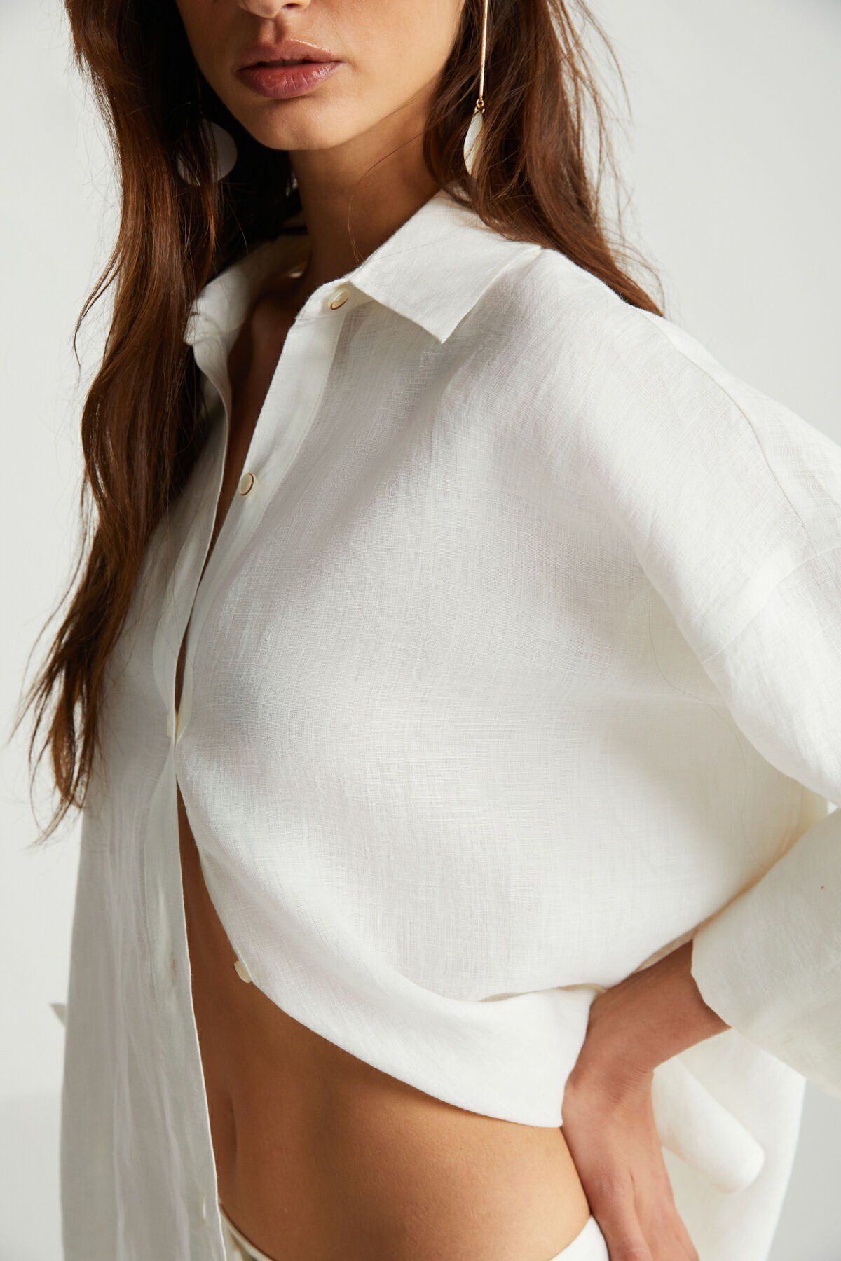 Sırt Detaylı Beyaz Keten Gömlek