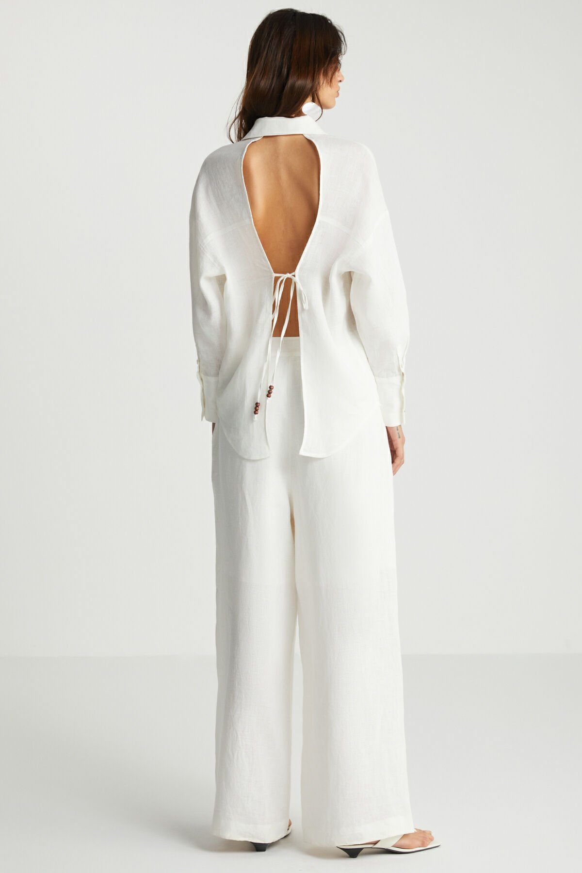 Sırt Detaylı Beyaz Keten Gömlek