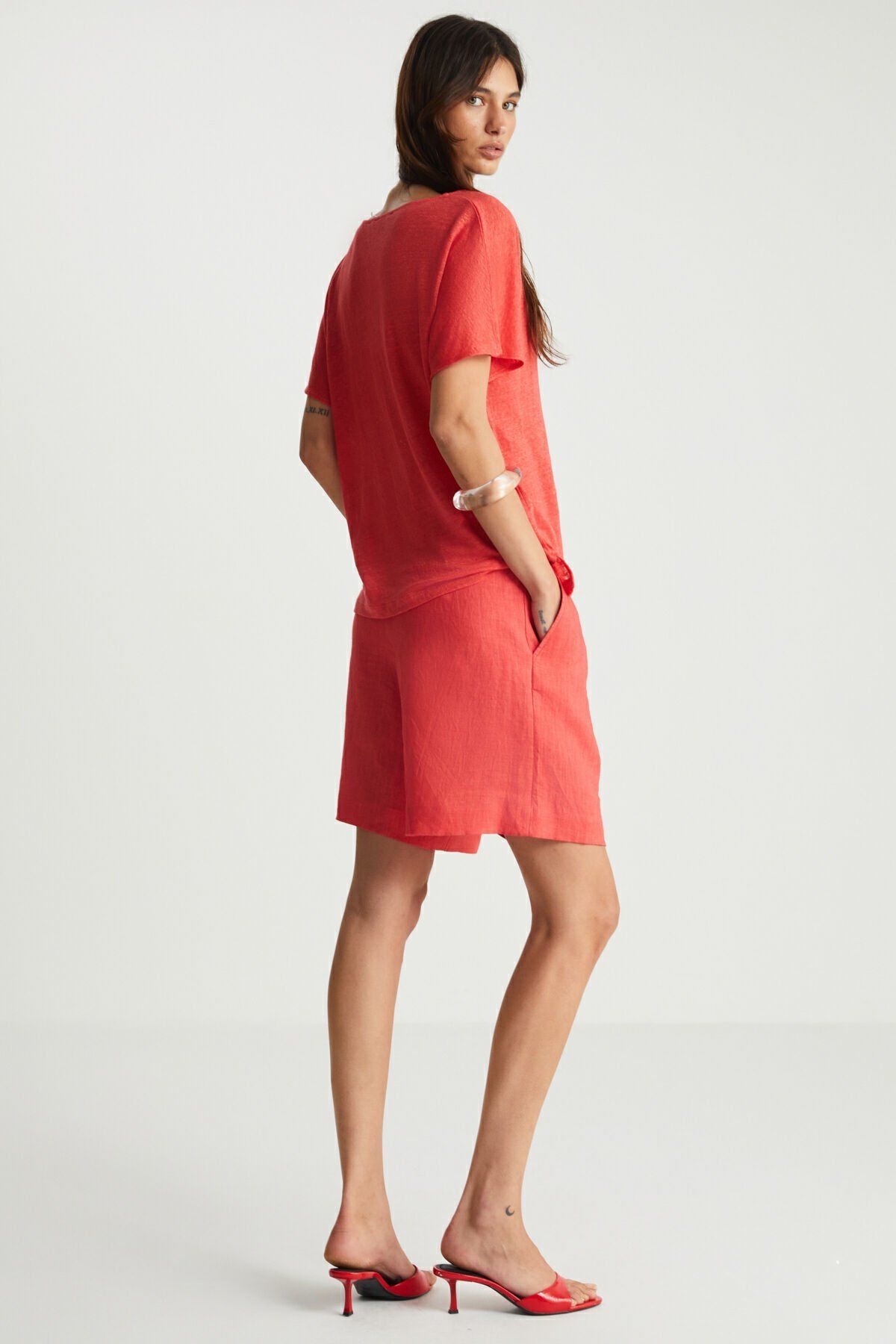 V Yaka Kırmızı Tişört