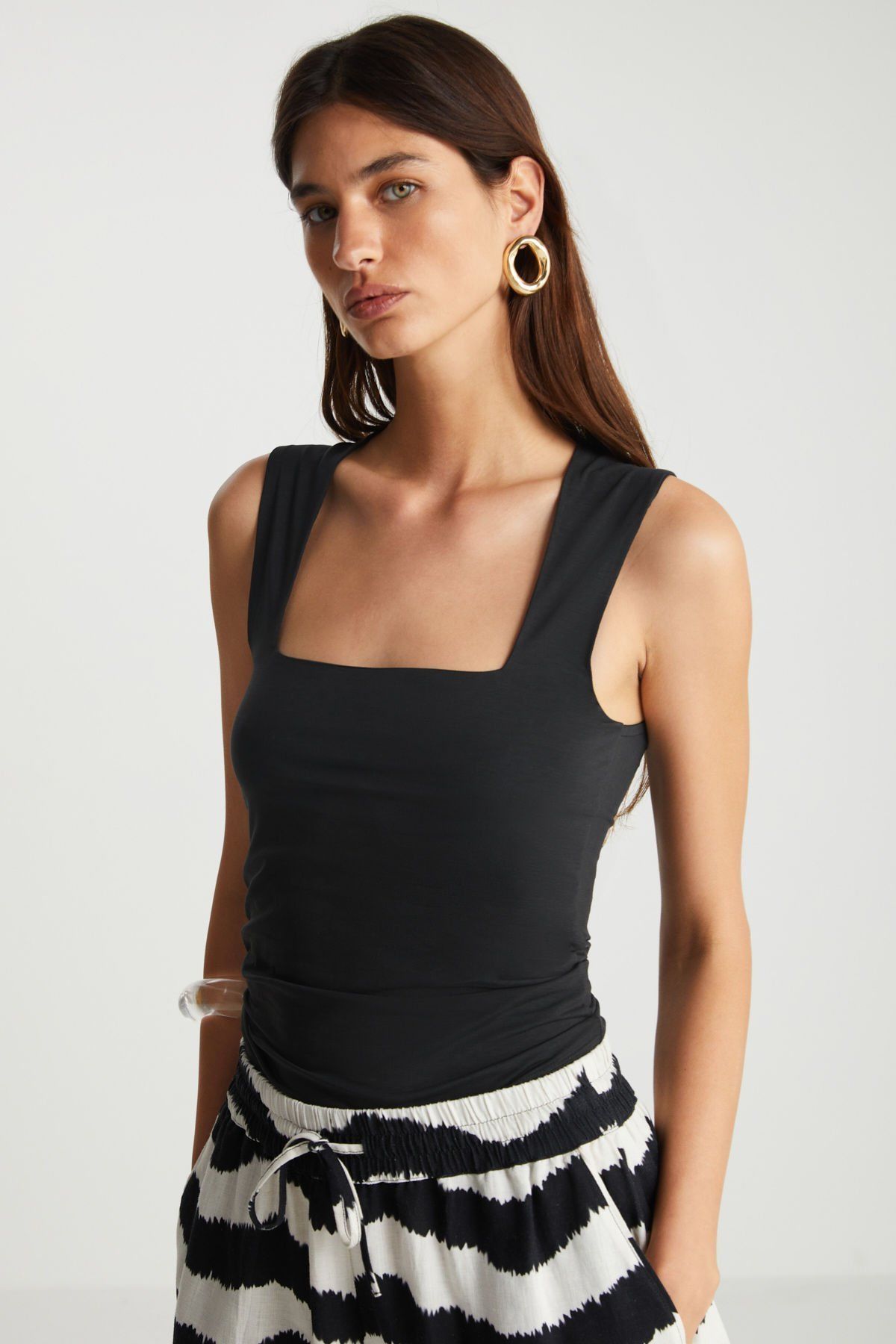 Düz Kolsuz Siyah Tişört